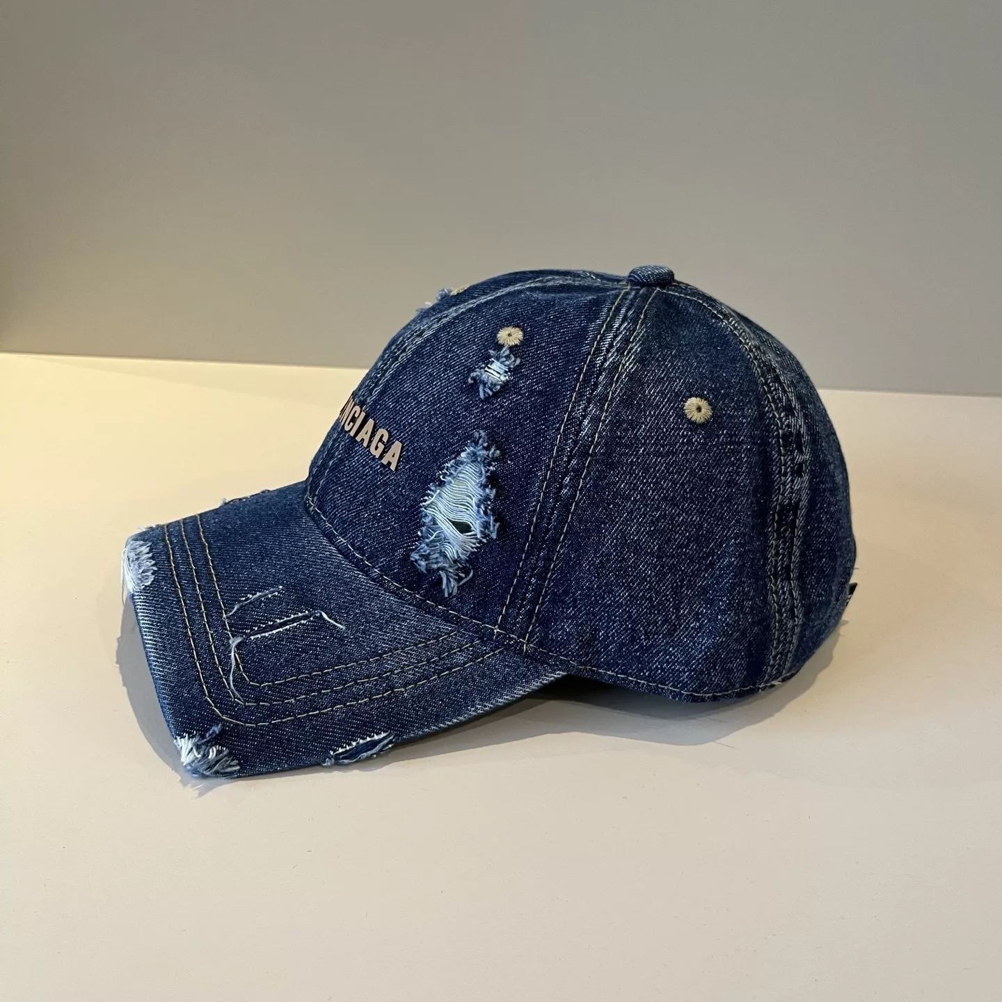 Balenciaga Caps Versatile 9473