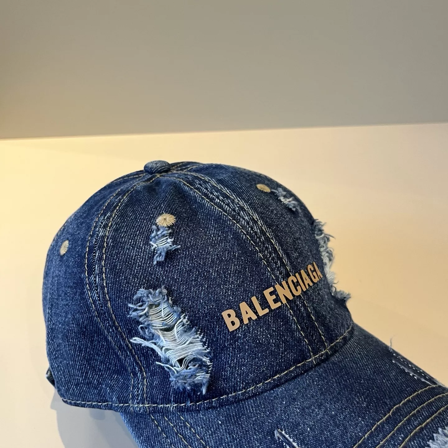 Balenciaga Caps Versatile 9473