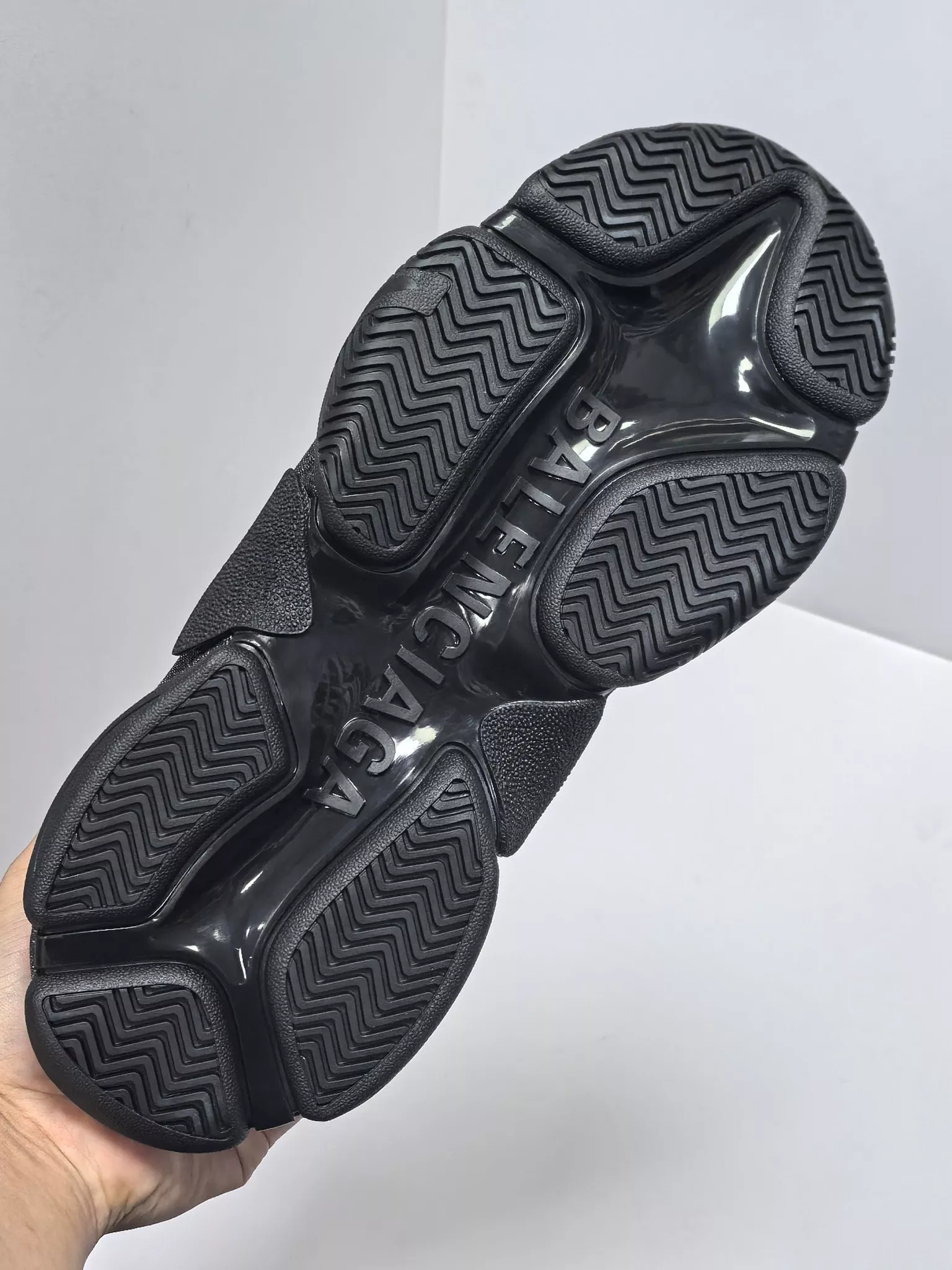 Balenciaga Casual Shoes For Men EyeCatching 4084