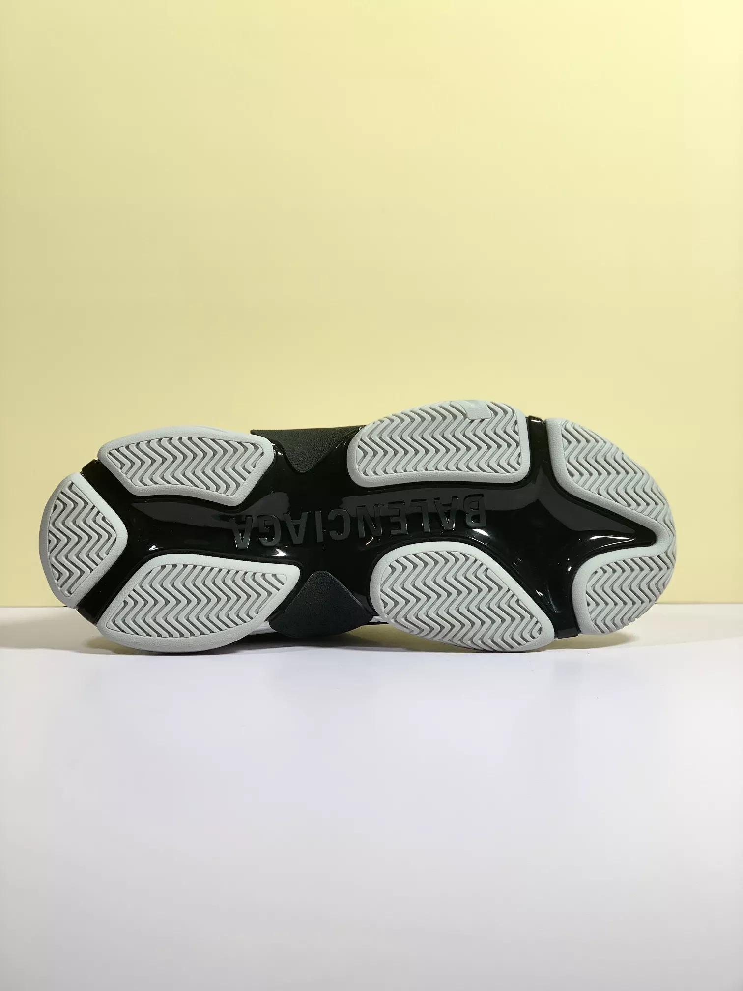 Balenciaga Casual Shoes For Men Sophisticated 4223