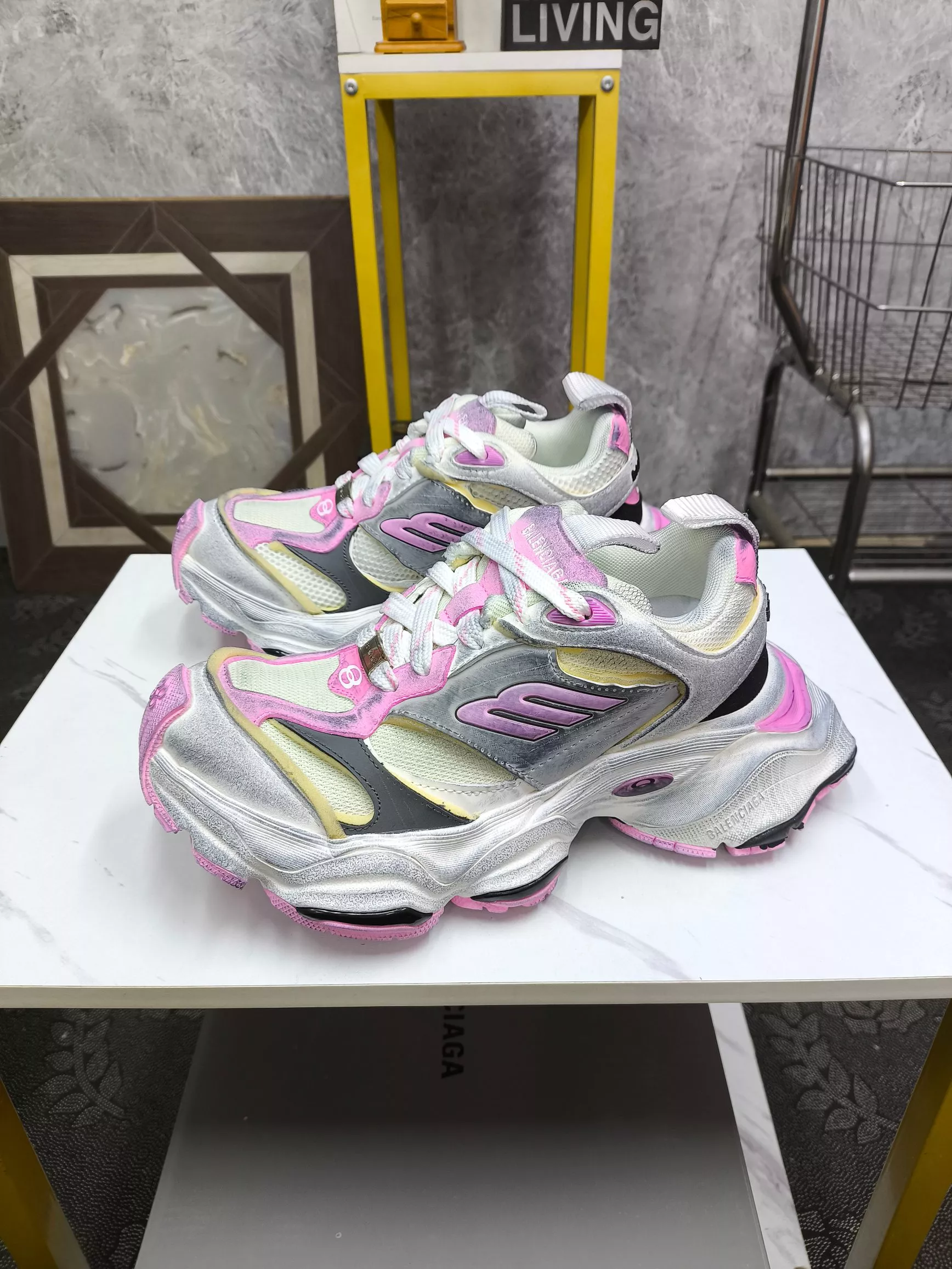 Balenciaga Casual Shoes For Women UrbanStyle 2670
