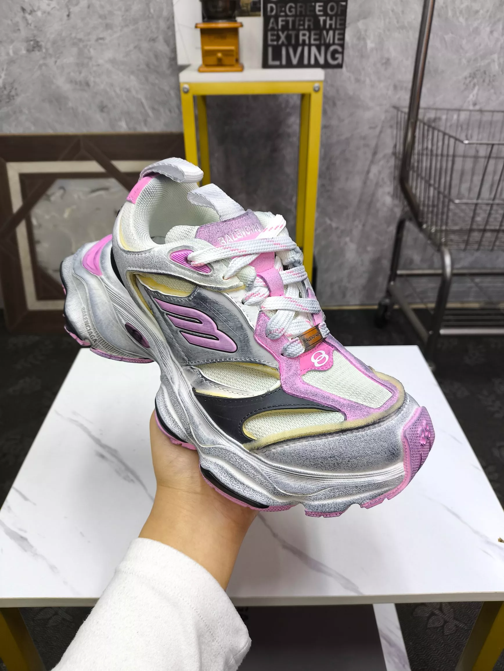 Balenciaga Casual Shoes For Women UrbanStyle 2670
