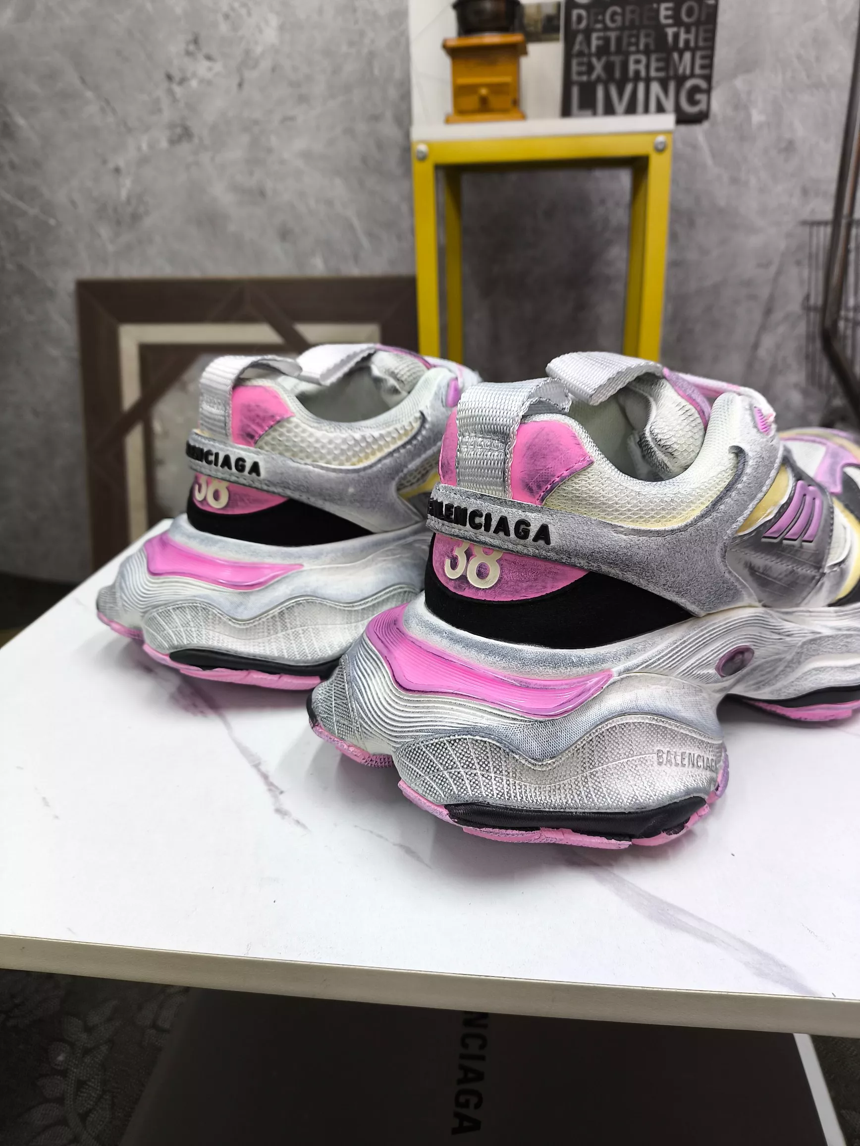 Balenciaga Casual Shoes For Women UrbanStyle 2670