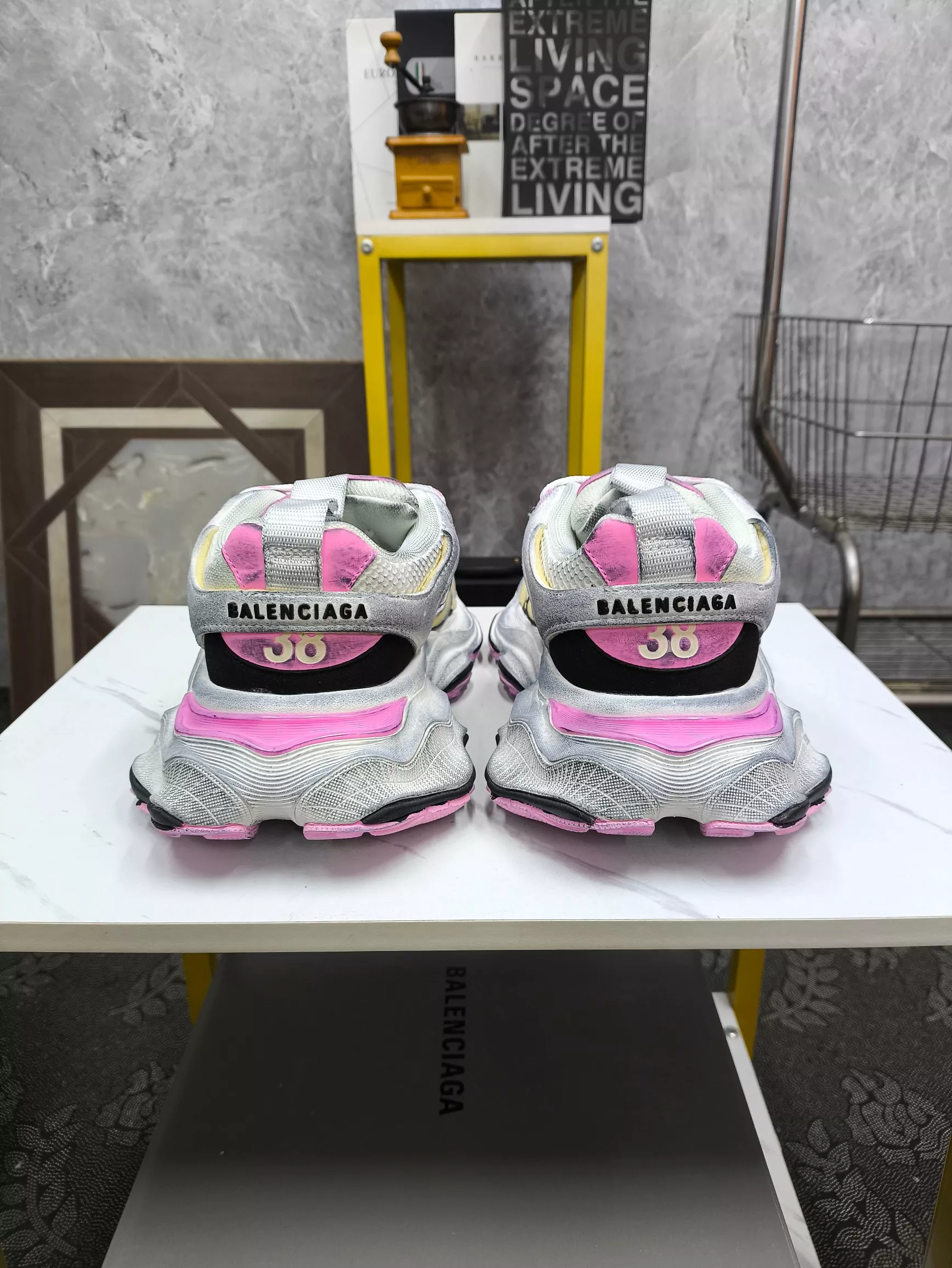 Balenciaga Casual Shoes For Women UrbanStyle 2670