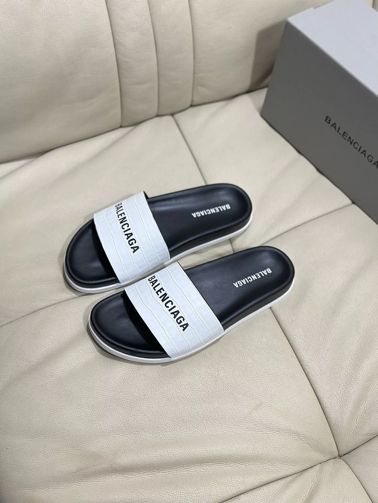 Balenciaga Slippers For Men EyeCatching 6102