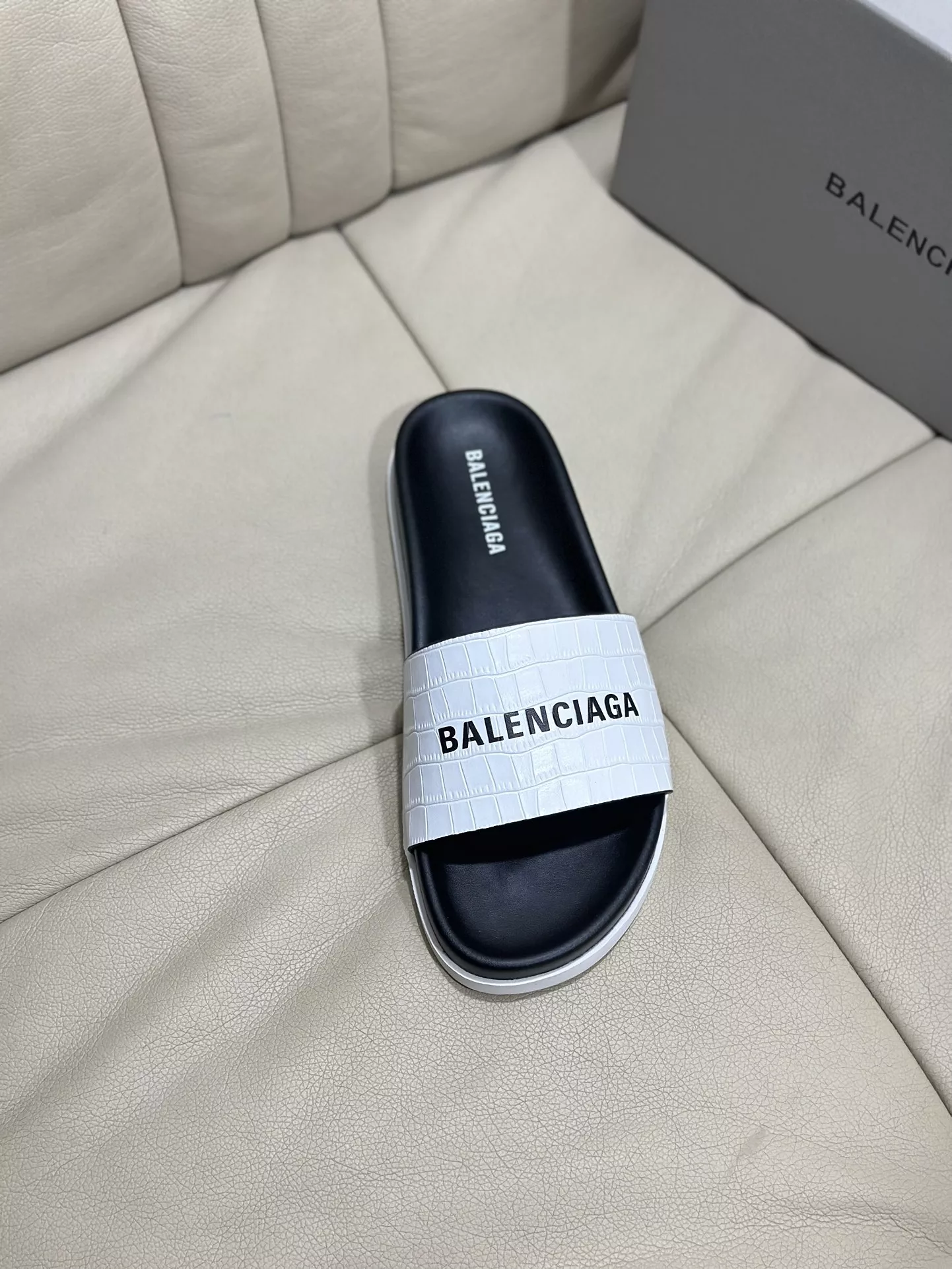 Balenciaga Slippers For Men EyeCatching 6102