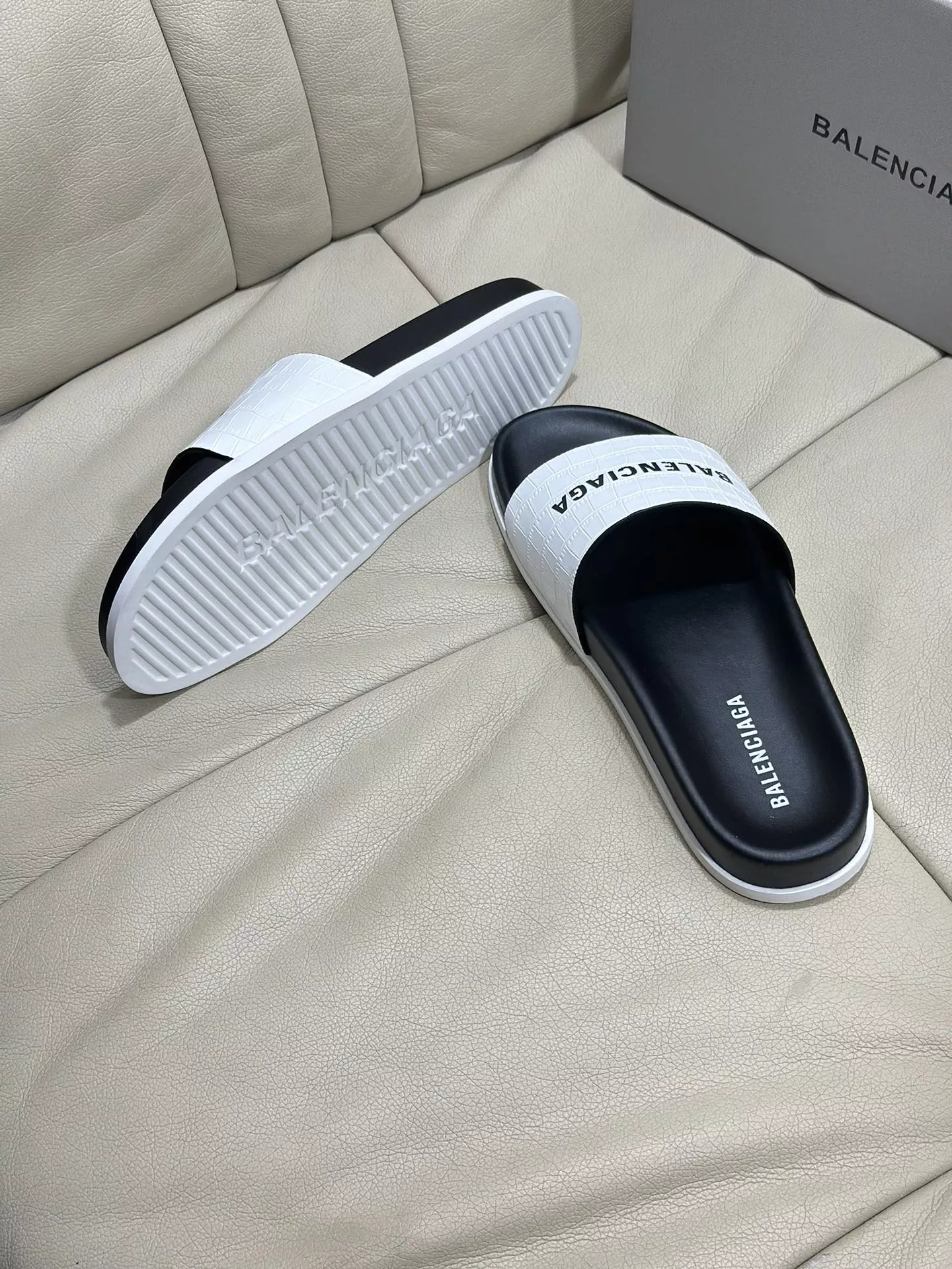 Balenciaga Slippers For Men EyeCatching 6102