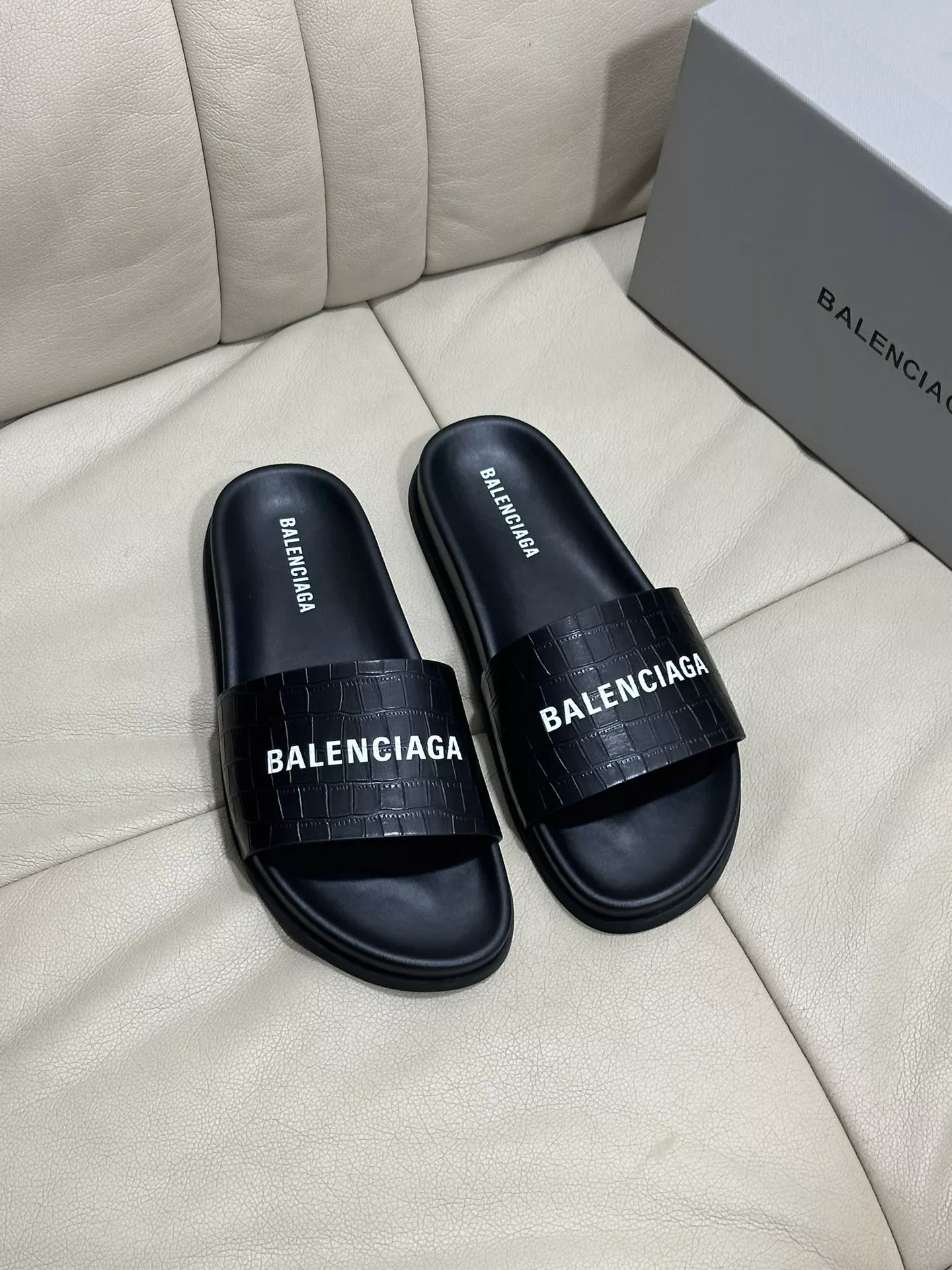 Balenciaga Slippers For Men Versatile 4136