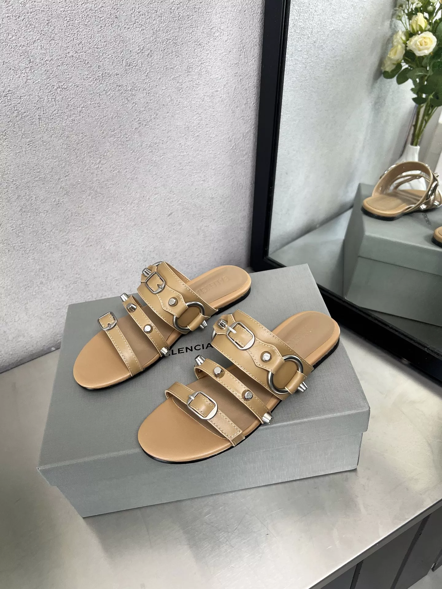 Balenciaga Slippers For Women Trendsetting 2303