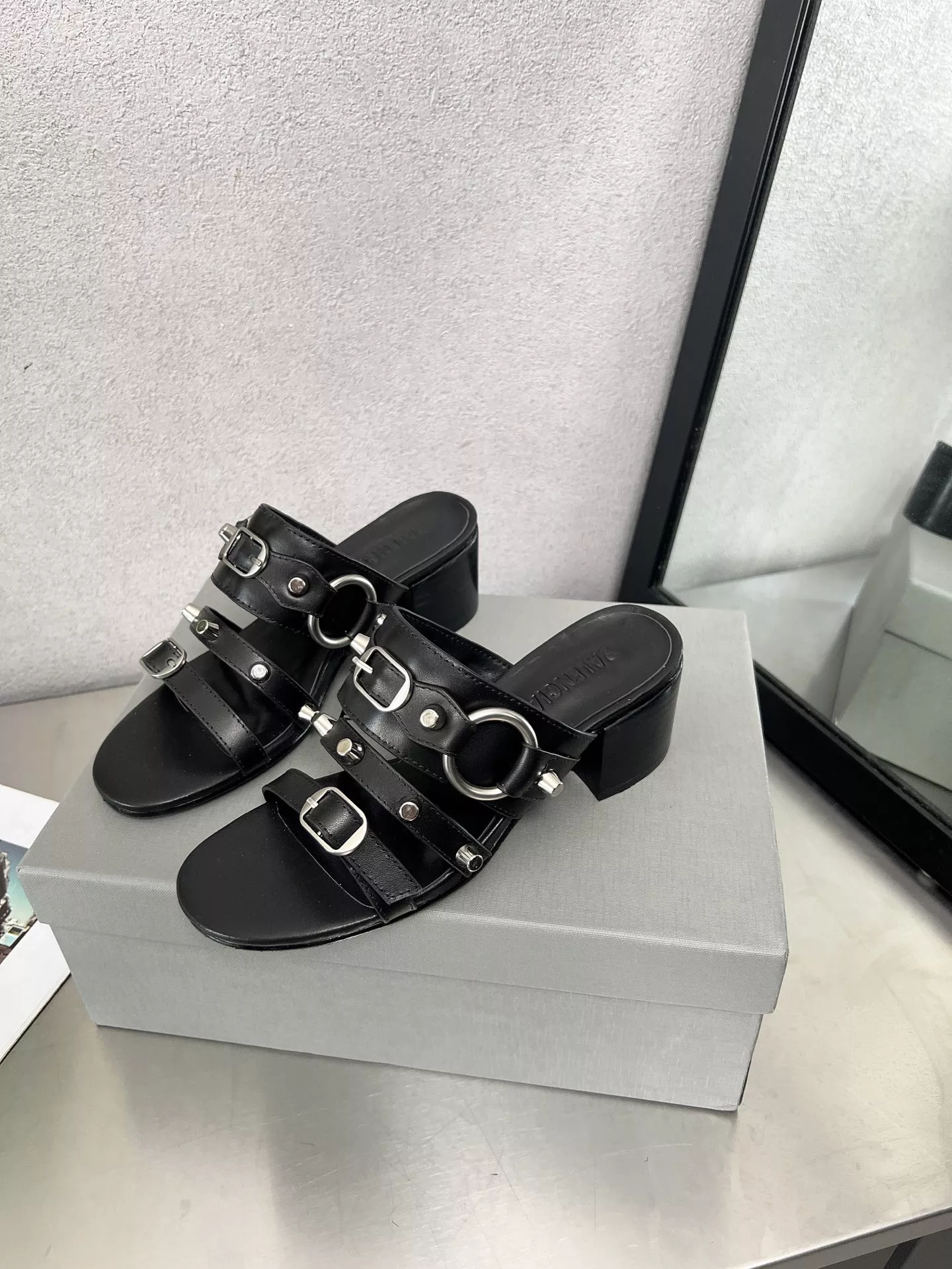 Balenciaga Slippers For Women Trendsetting 9144