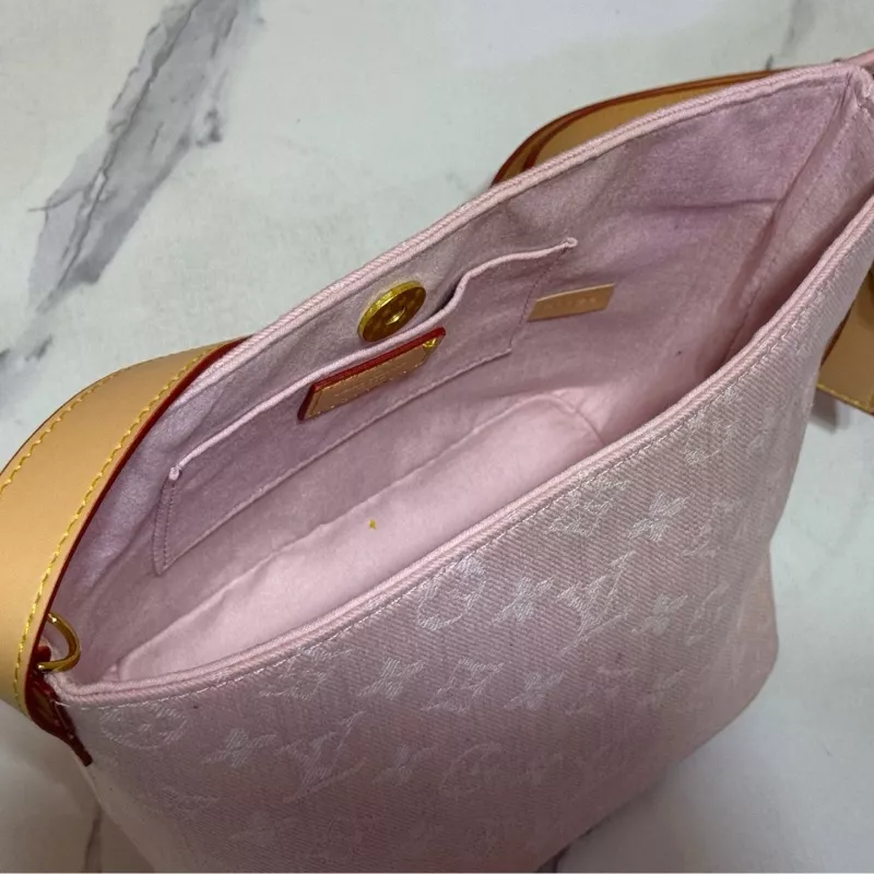 BestValue 2325 Louis Vuitton AAA Quality Messenger Bags For Women