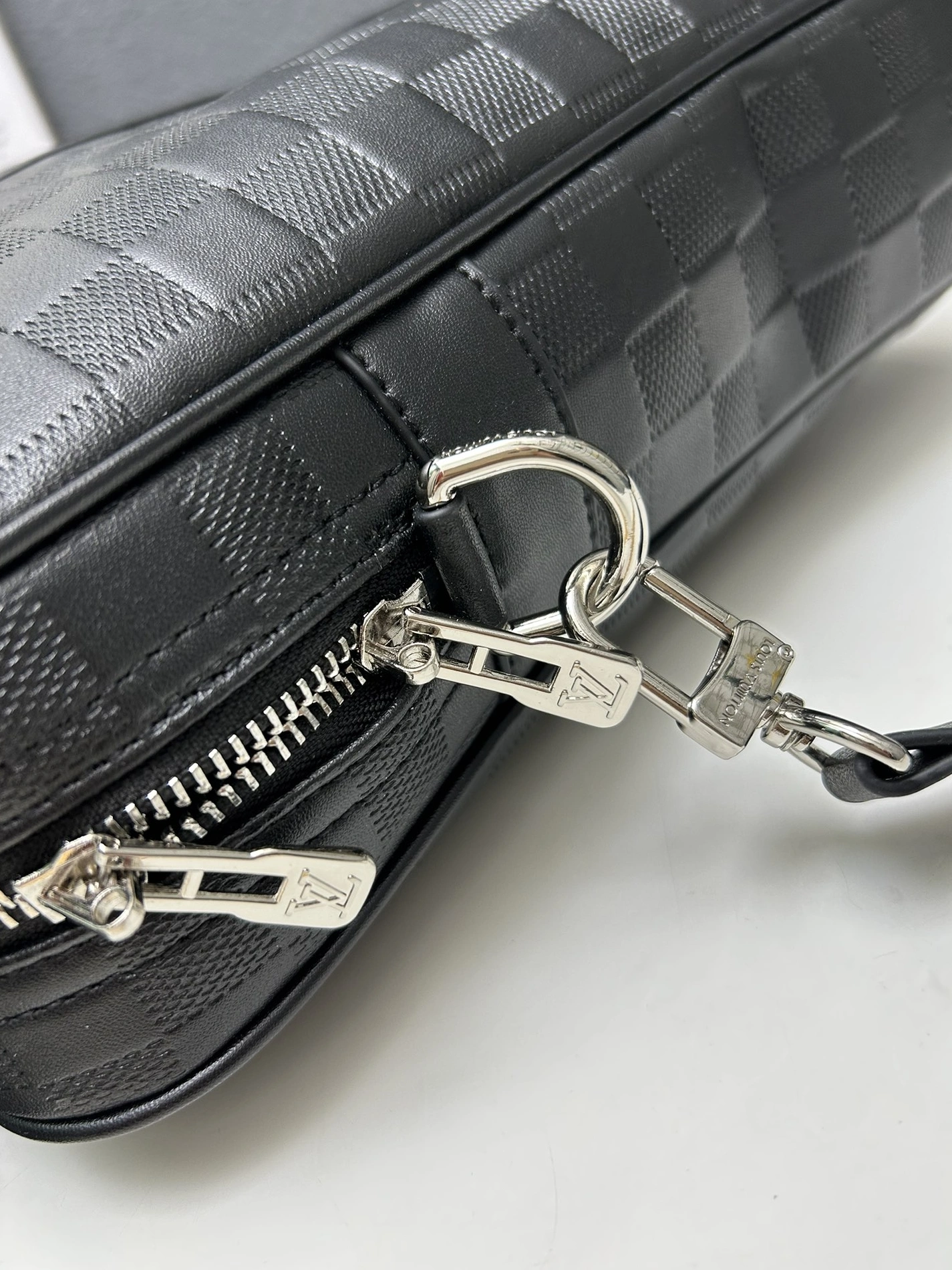 BestValue 409 Louis Vuitton AAA Man Handbags