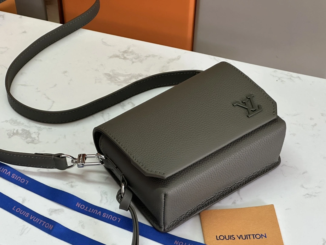 BestValue 6662 Louis Vuitton AAA Man Messenger Bags