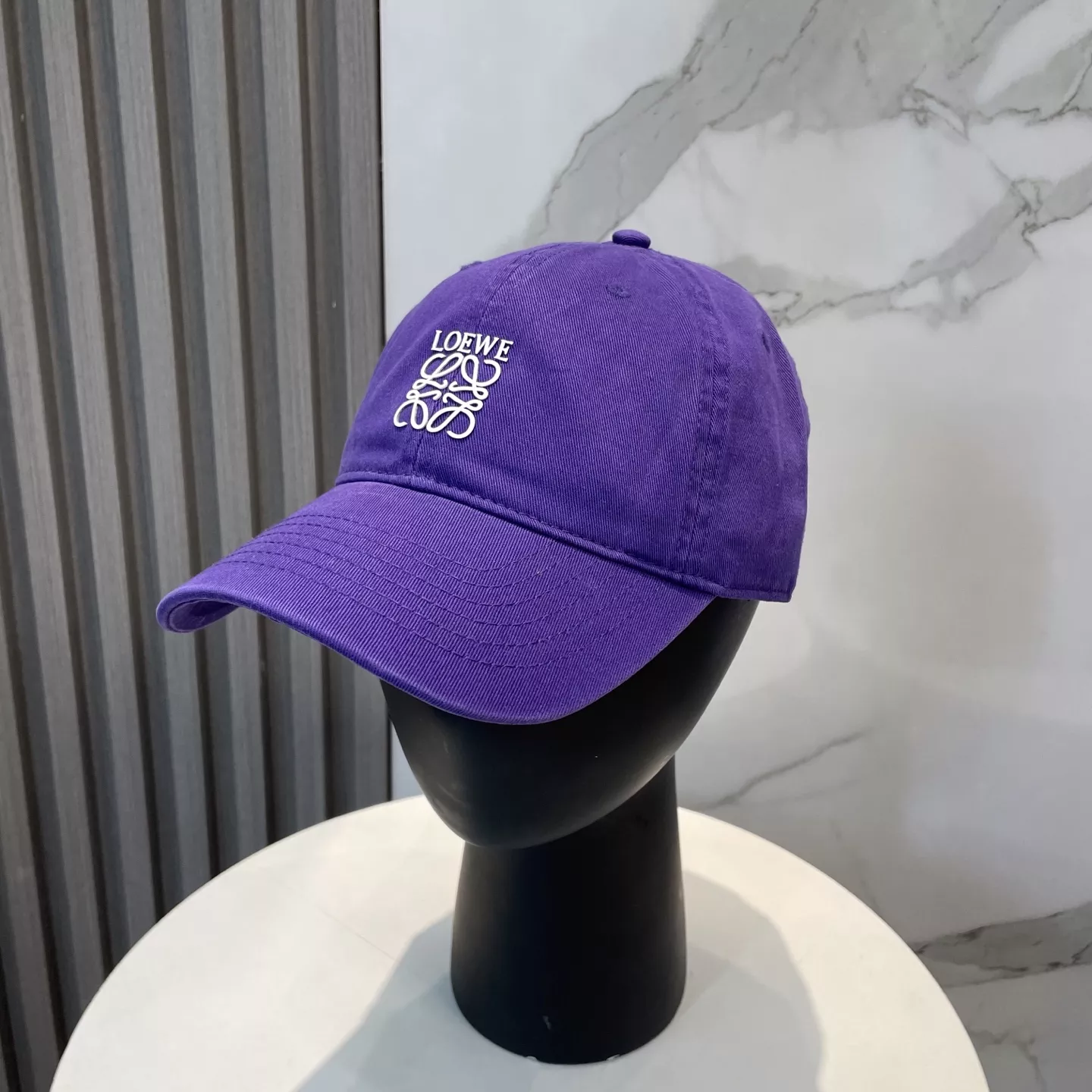 Bold 1654 LOEWE Caps