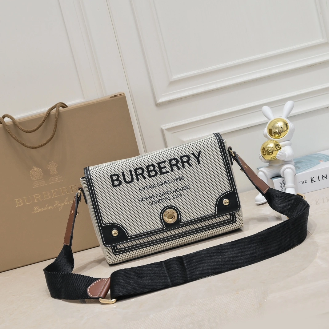 Bold 1774 Burberry AAA Quality Messenger Bags For Women