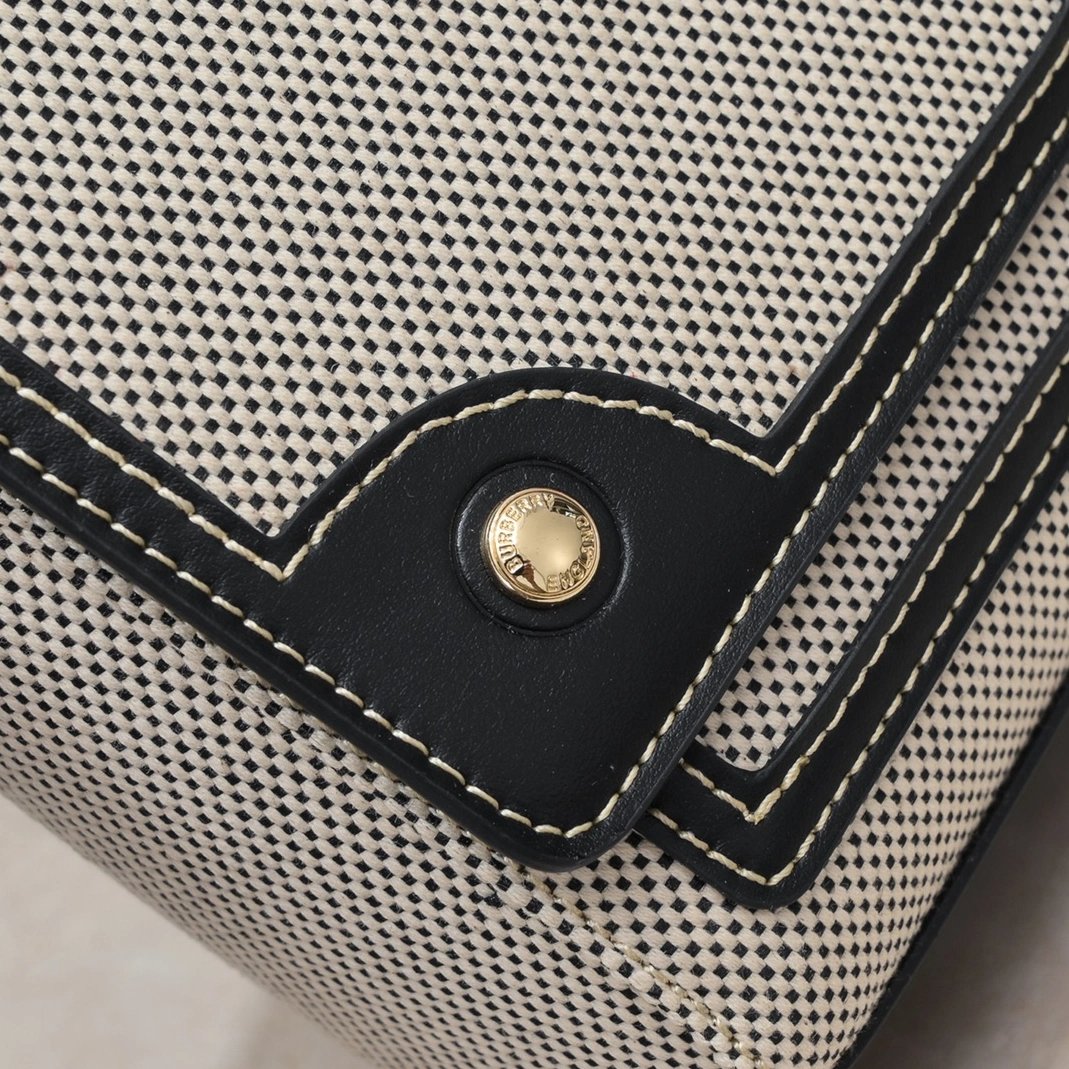 Bold 1774 Burberry AAA Quality Messenger Bags For Women