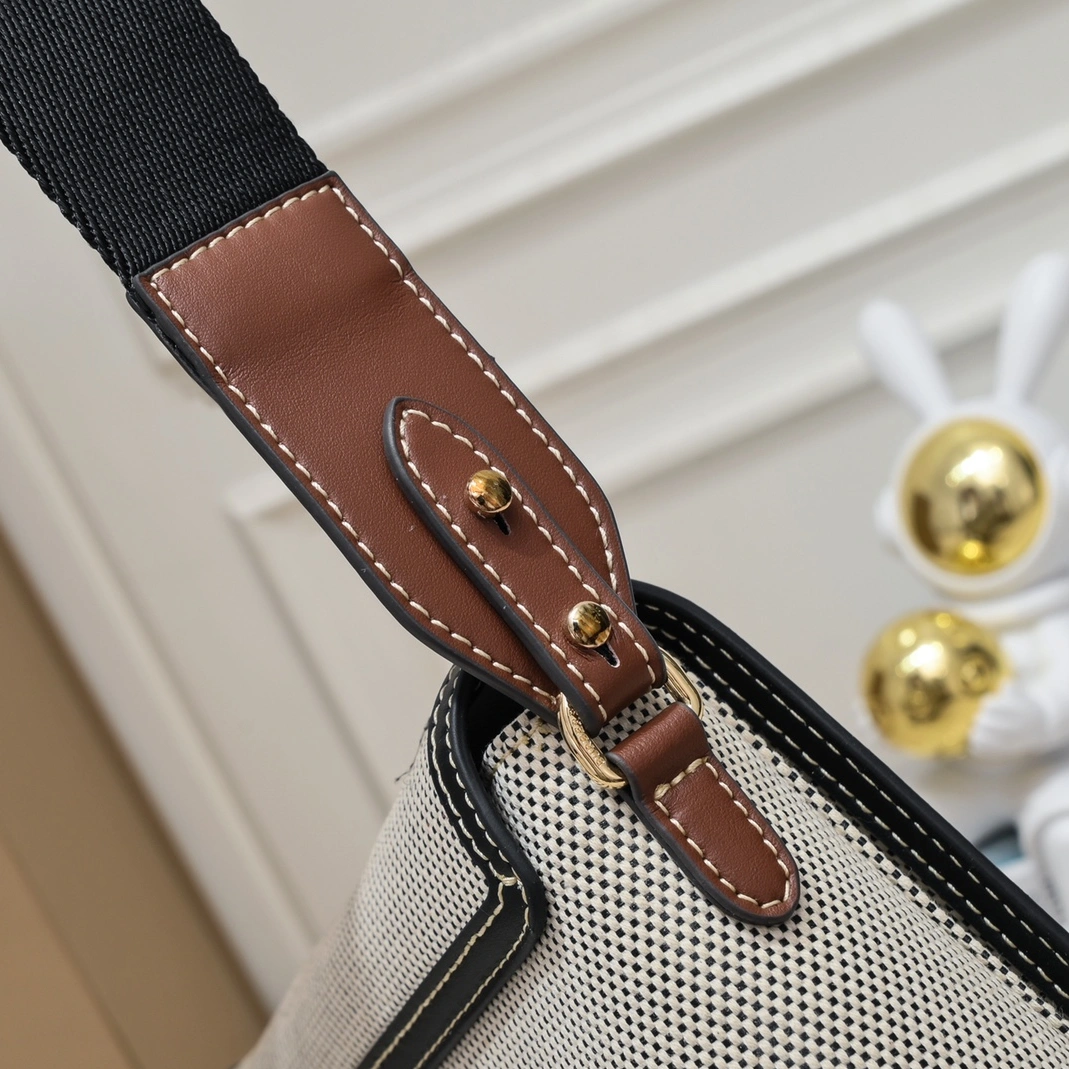 Bold 1774 Burberry AAA Quality Messenger Bags For Women