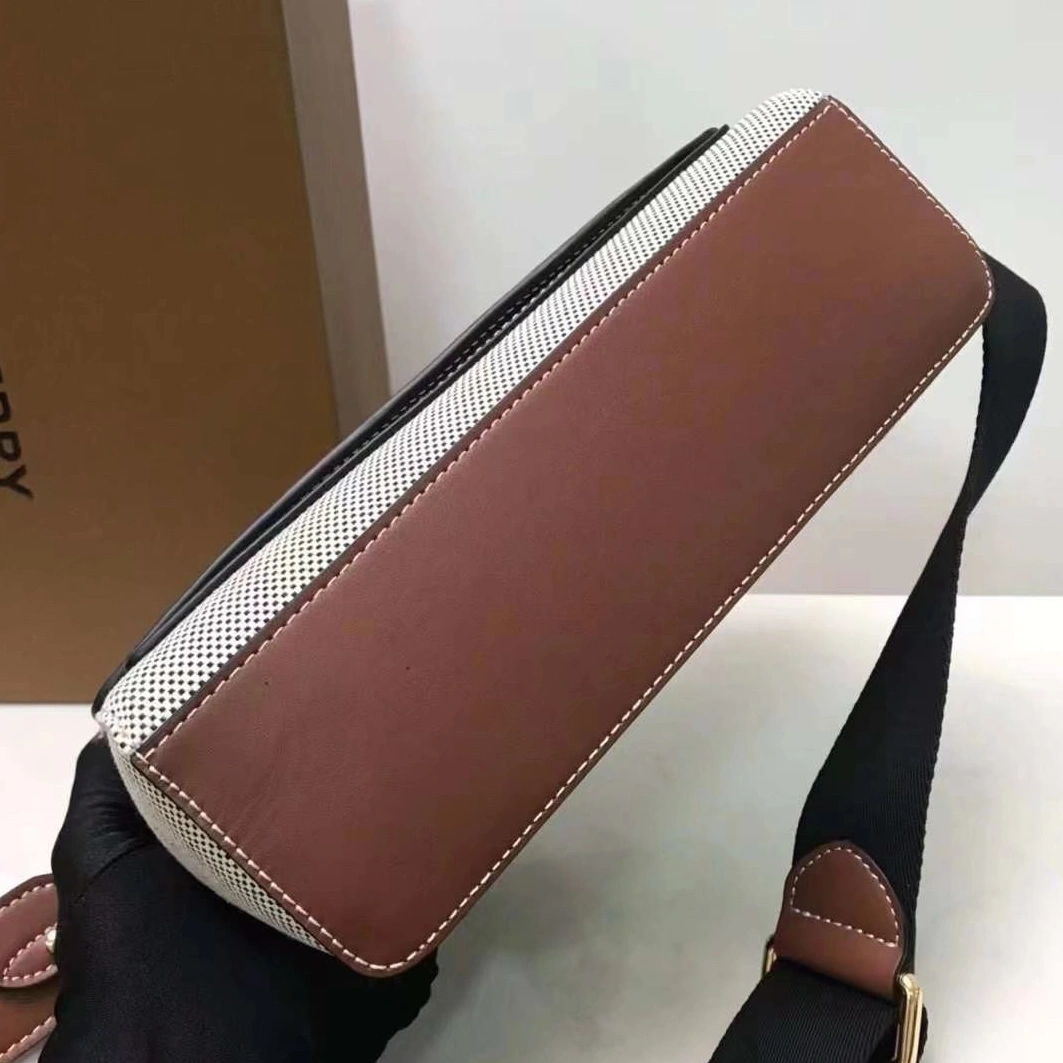 Bold 1774 Burberry AAA Quality Messenger Bags For Women
