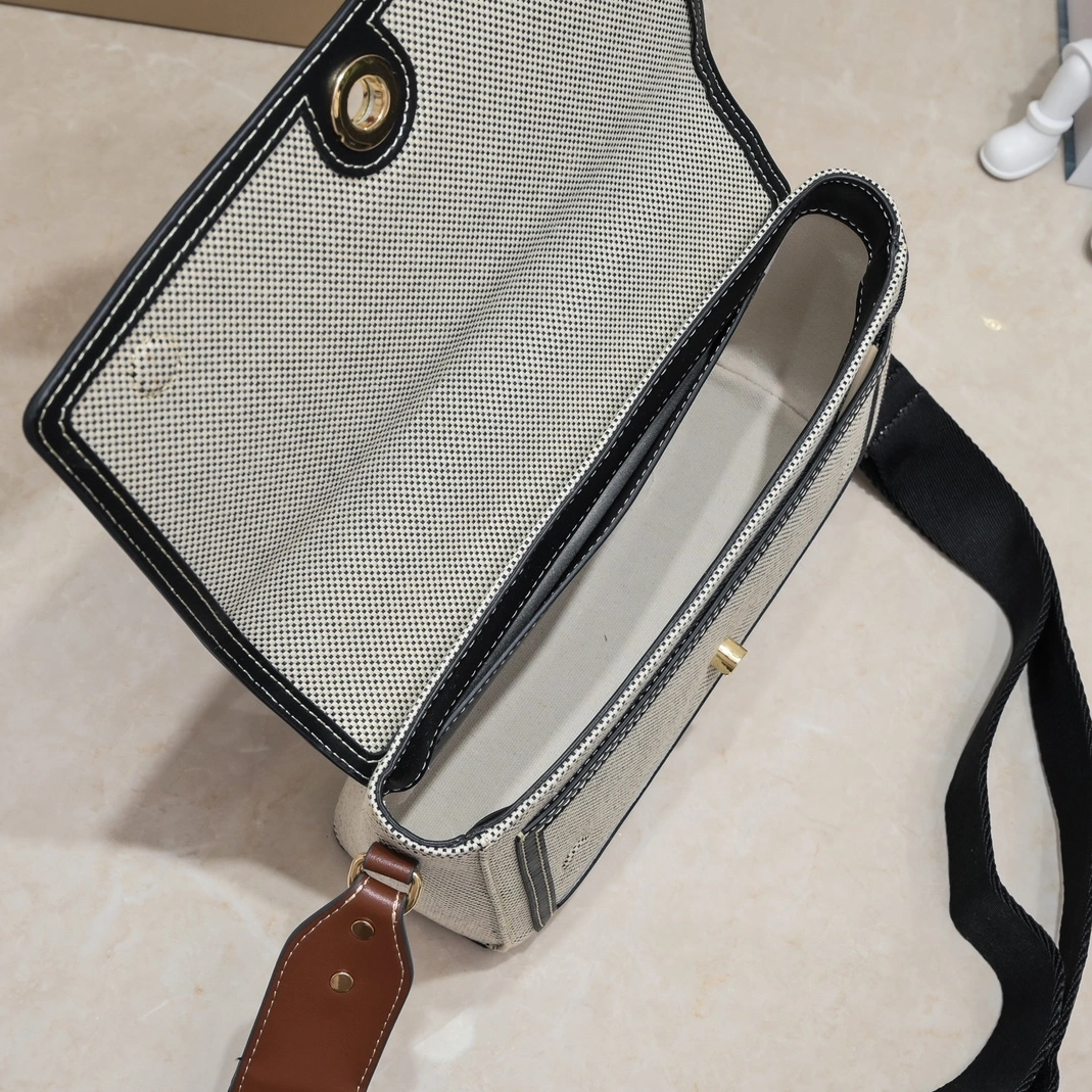 Bold 1774 Burberry AAA Quality Messenger Bags For Women