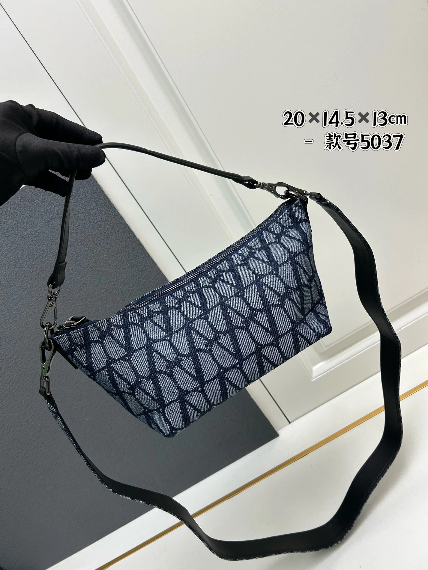Bold 1800 Valentino AAA Quality Messenger Bags For Women