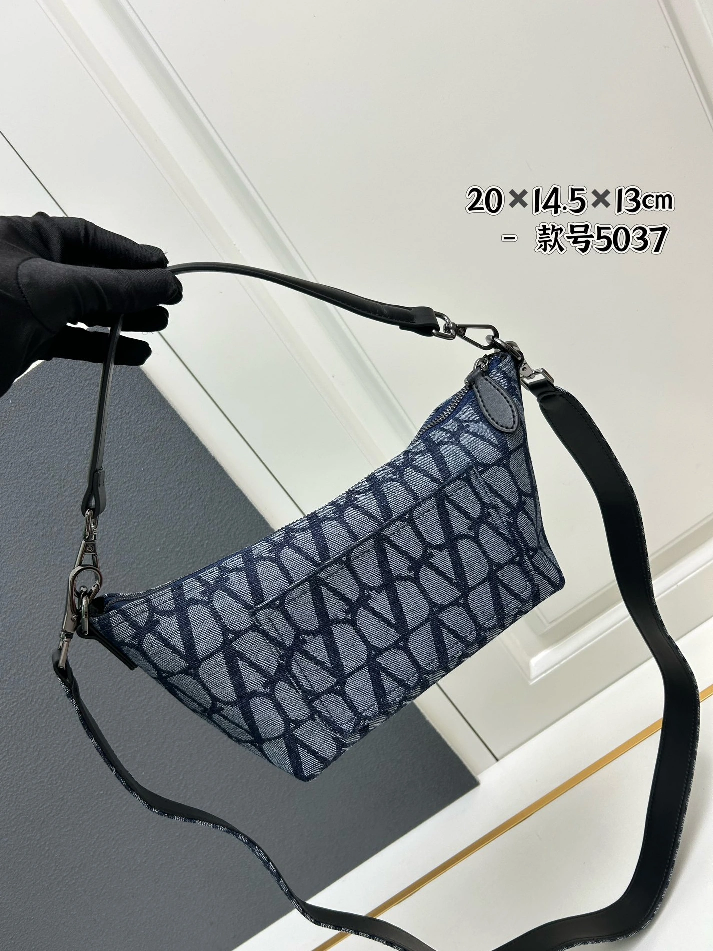 Bold 1800 Valentino AAA Quality Messenger Bags For Women