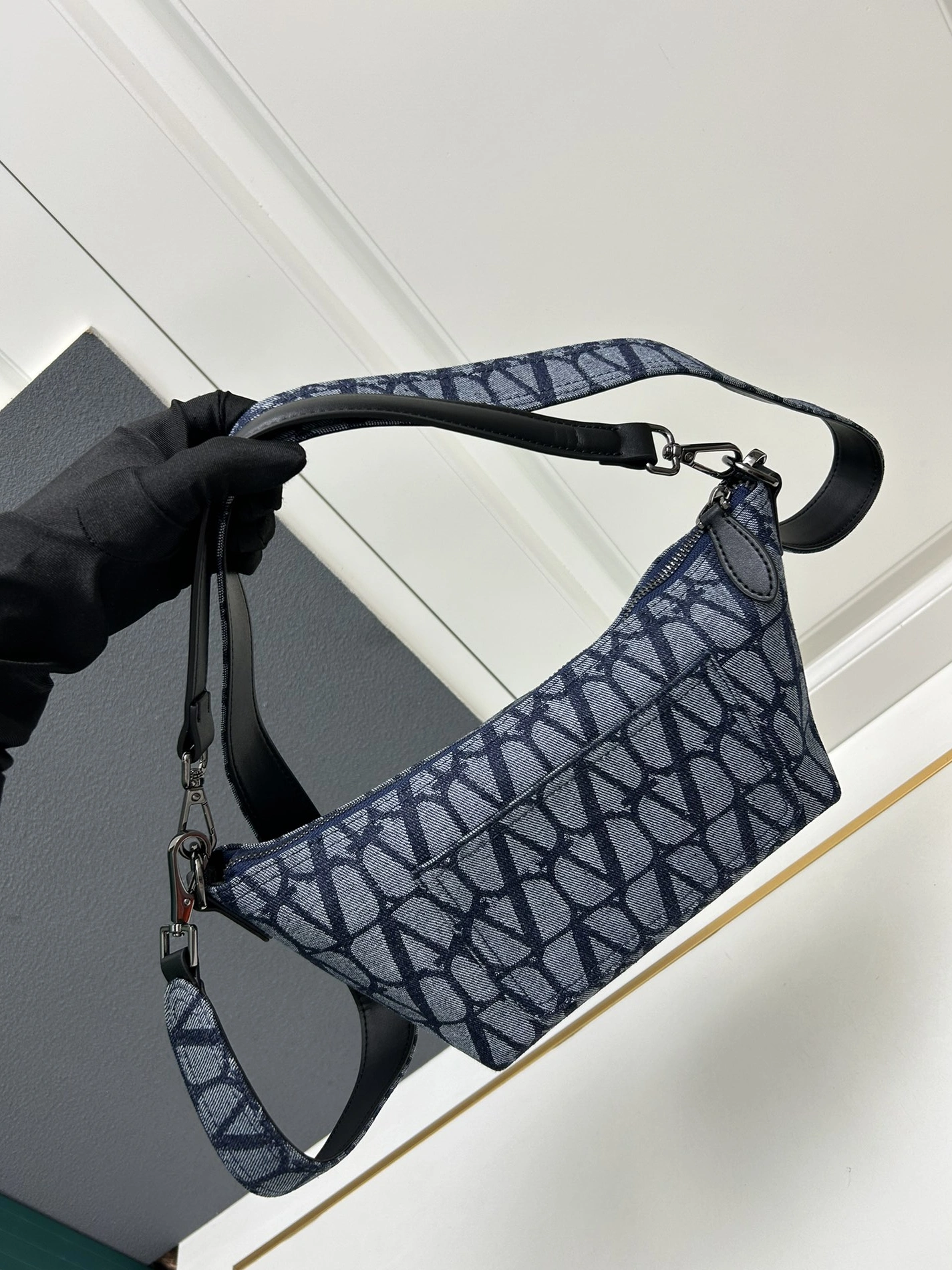 Bold 1800 Valentino AAA Quality Messenger Bags For Women