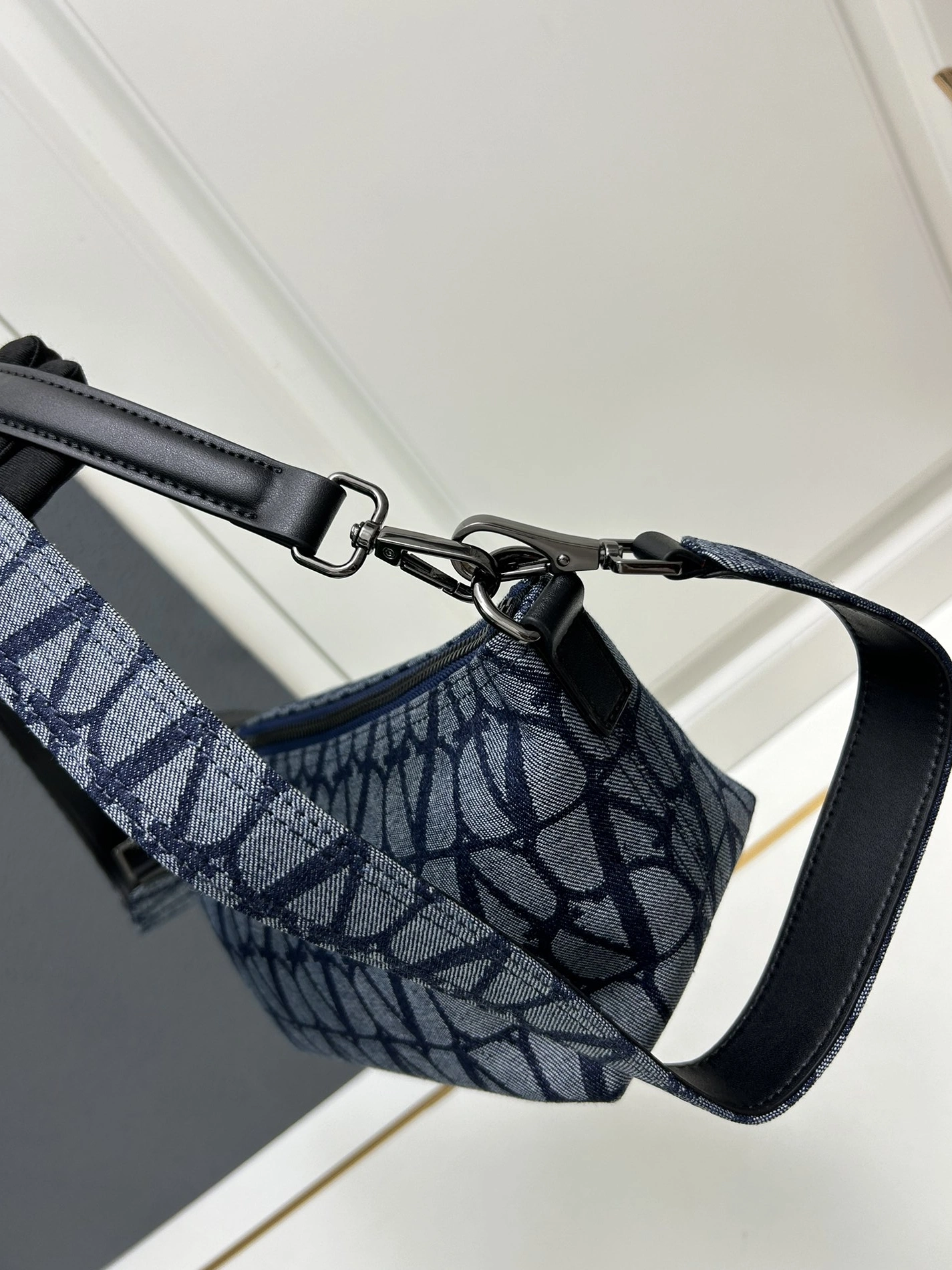 Bold 1800 Valentino AAA Quality Messenger Bags For Women