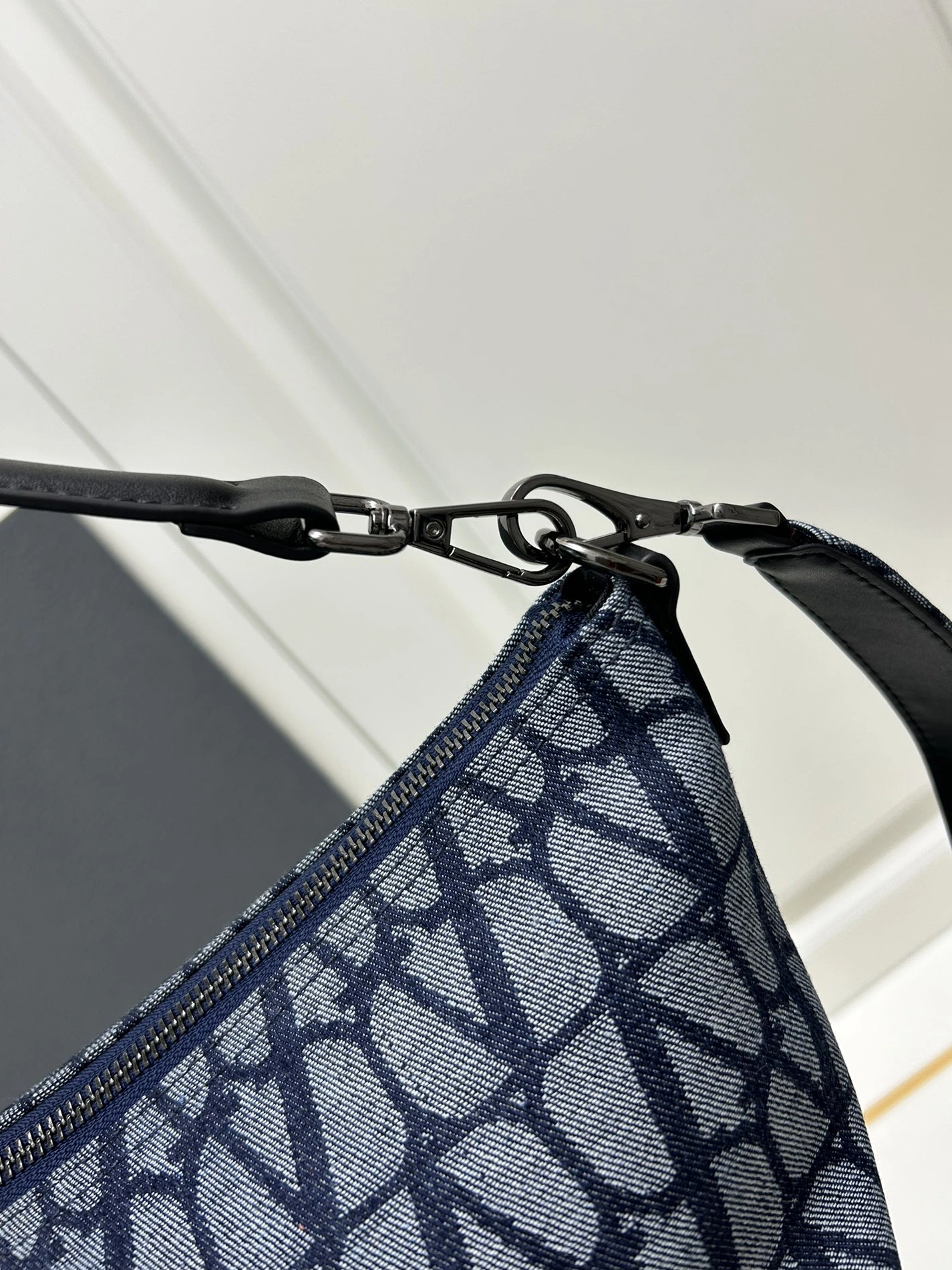 Bold 1800 Valentino AAA Quality Messenger Bags For Women