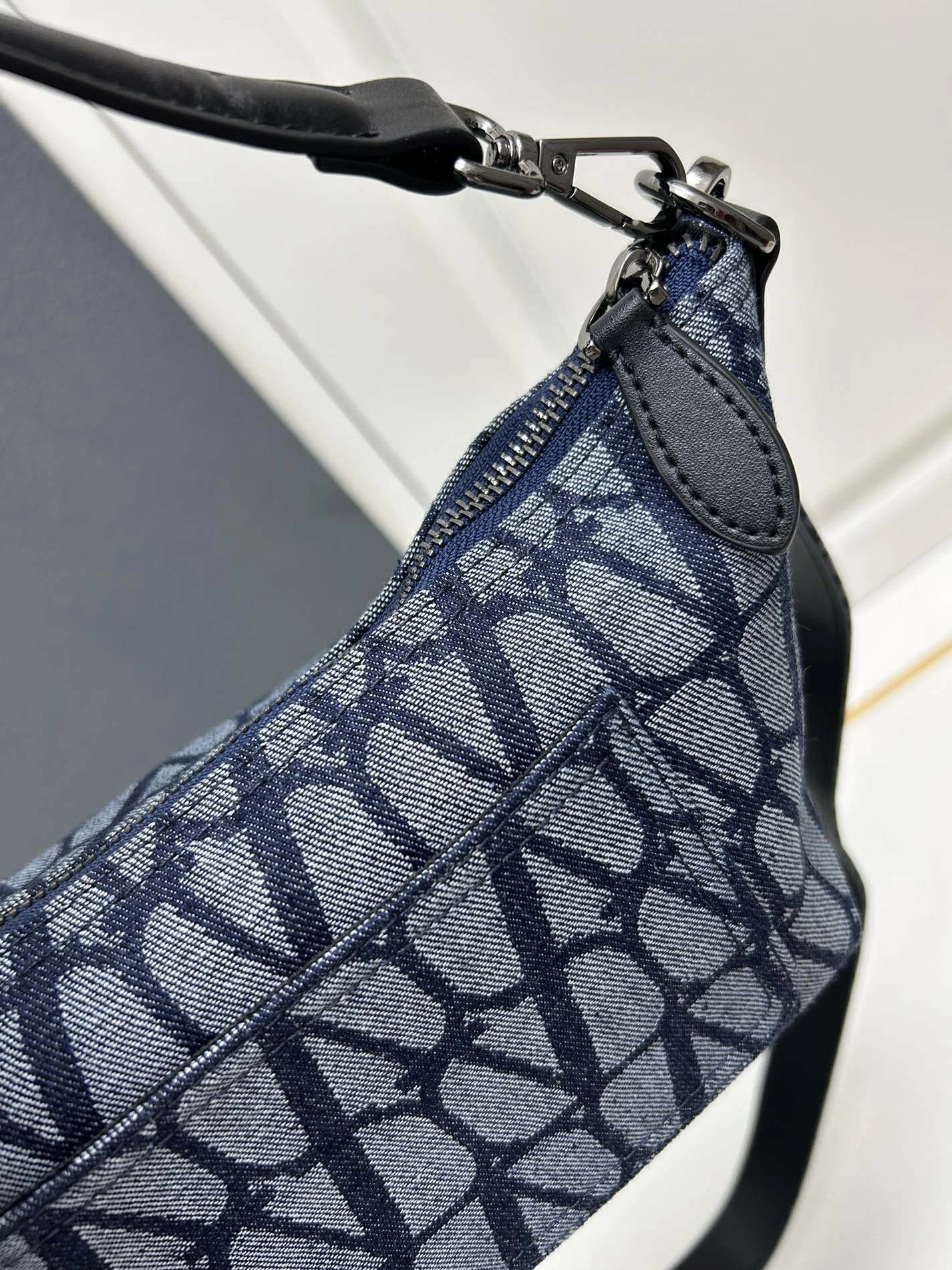 Bold 1800 Valentino AAA Quality Messenger Bags For Women