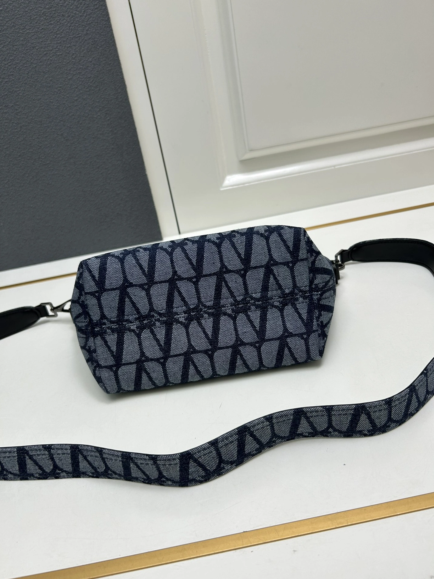 Bold 1800 Valentino AAA Quality Messenger Bags For Women