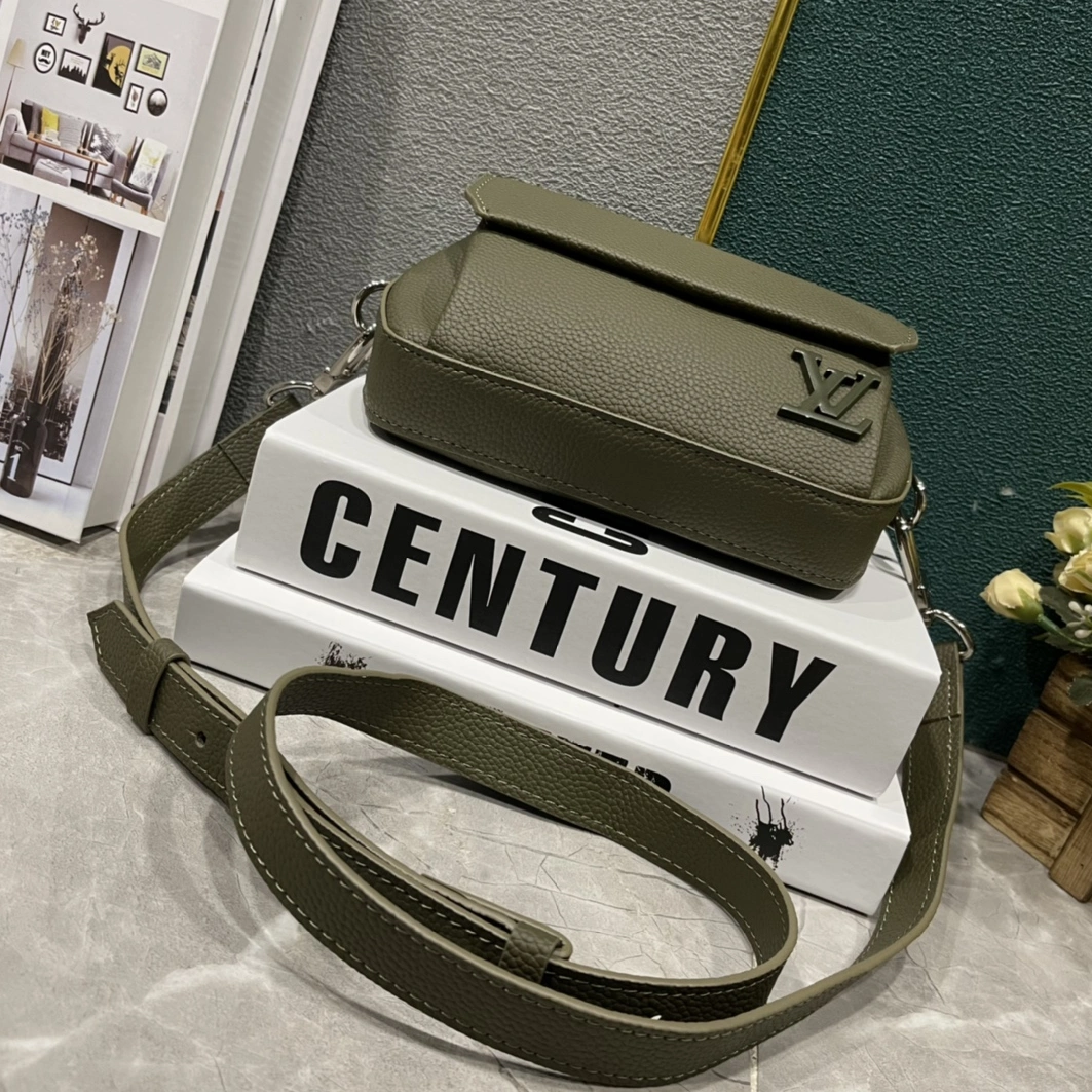 Bold 2200 Louis Vuitton AAA Man Messenger Bags