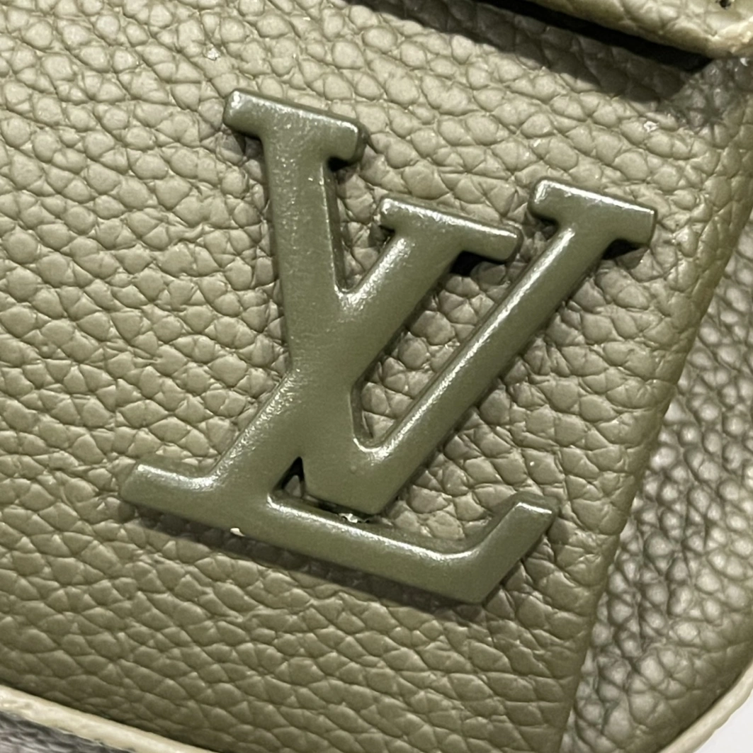 Bold 2200 Louis Vuitton AAA Man Messenger Bags