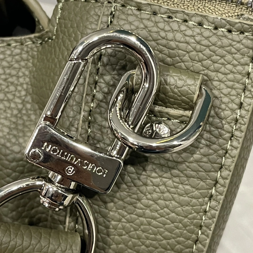 Bold 2200 Louis Vuitton AAA Man Messenger Bags
