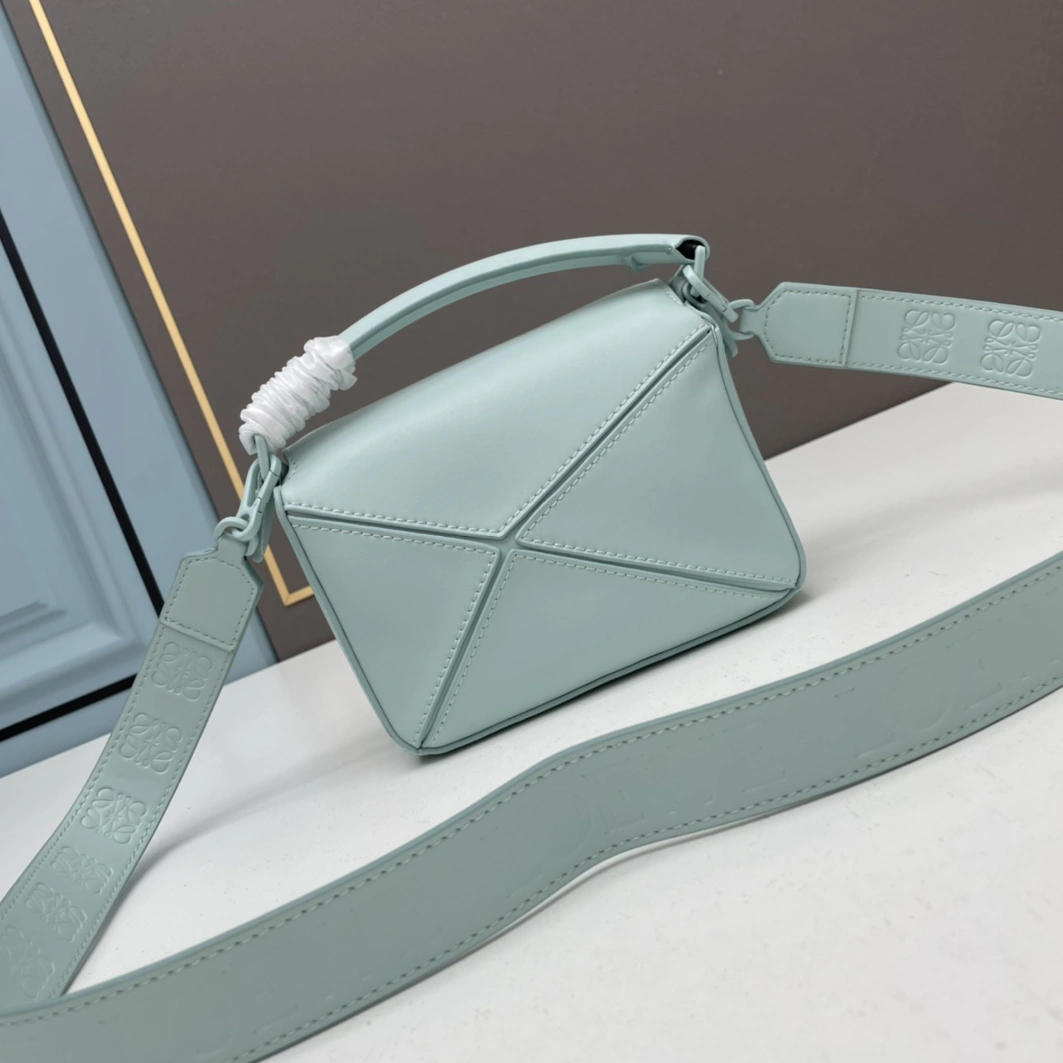 Bold 3410 LOEWE AAA Quality Messenger Bags For Women