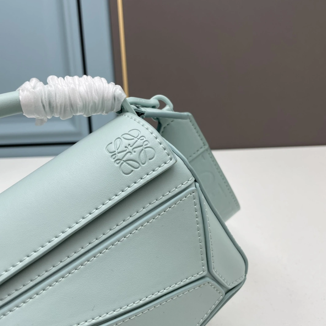 Bold 3410 LOEWE AAA Quality Messenger Bags For Women