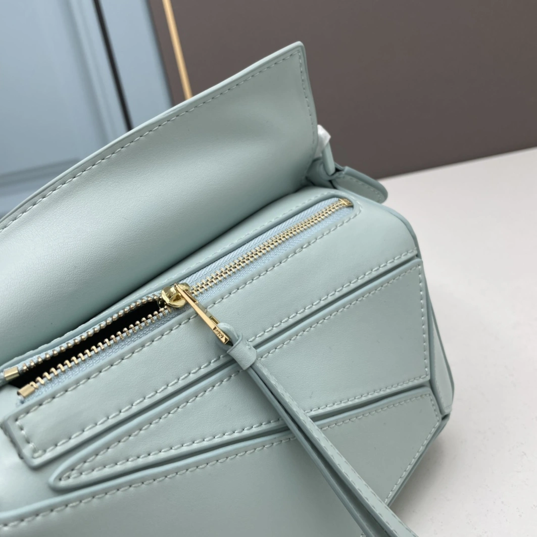 Bold 3410 LOEWE AAA Quality Messenger Bags For Women