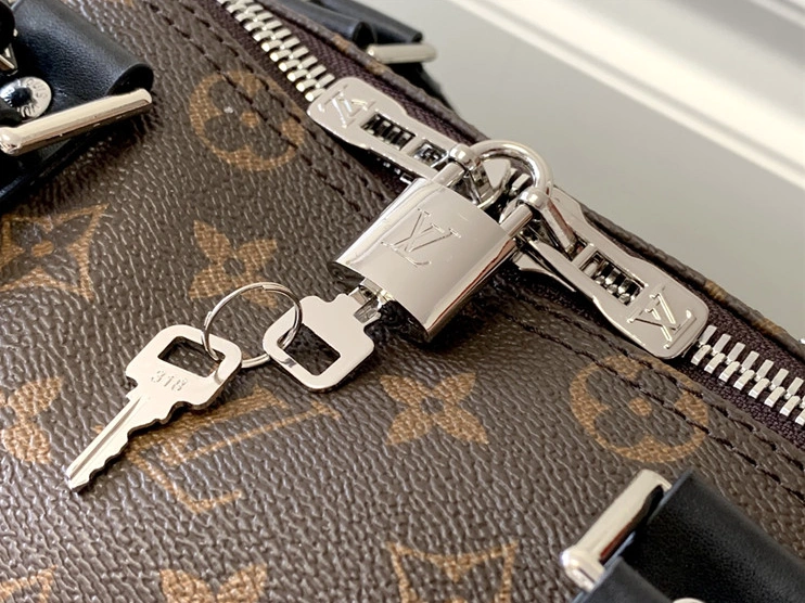 Bold 3411 Louis Vuitton Travel Bags