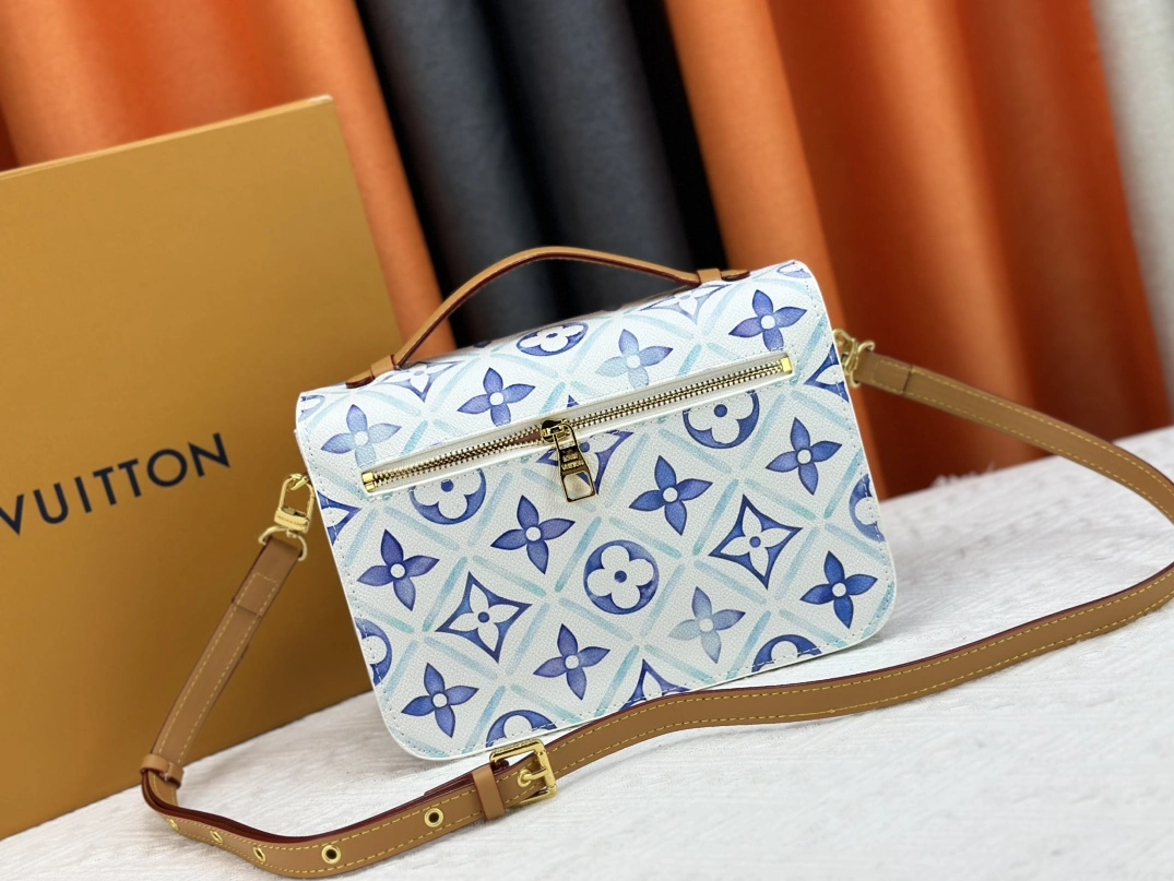 Bold 3533 Louis Vuitton AAA Quality Messenger Bags For Women