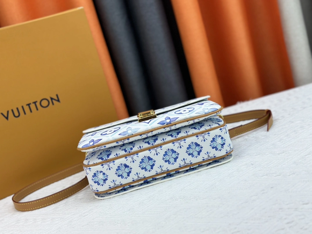 Bold 3533 Louis Vuitton AAA Quality Messenger Bags For Women