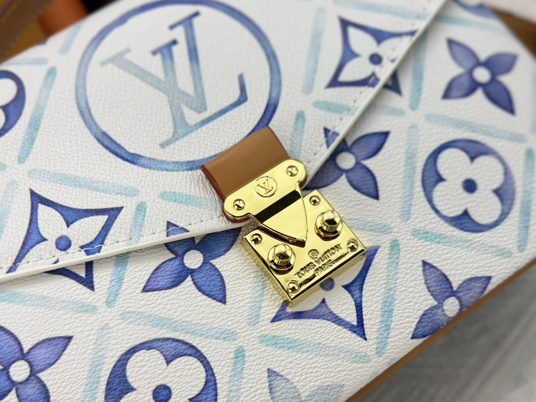 Bold 3533 Louis Vuitton AAA Quality Messenger Bags For Women