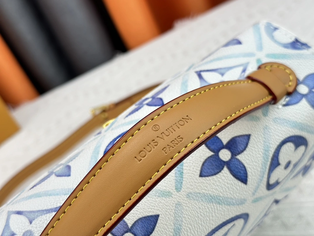 Bold 3533 Louis Vuitton AAA Quality Messenger Bags For Women