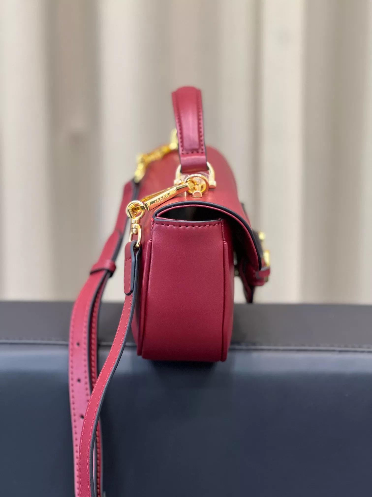 Bold 4258 Gucci AAA Quality Messenger Bags For Women