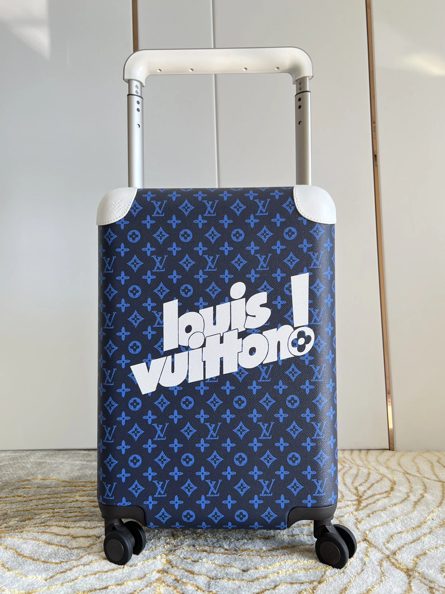 Bold 5079 Louis Vuitton Luggage