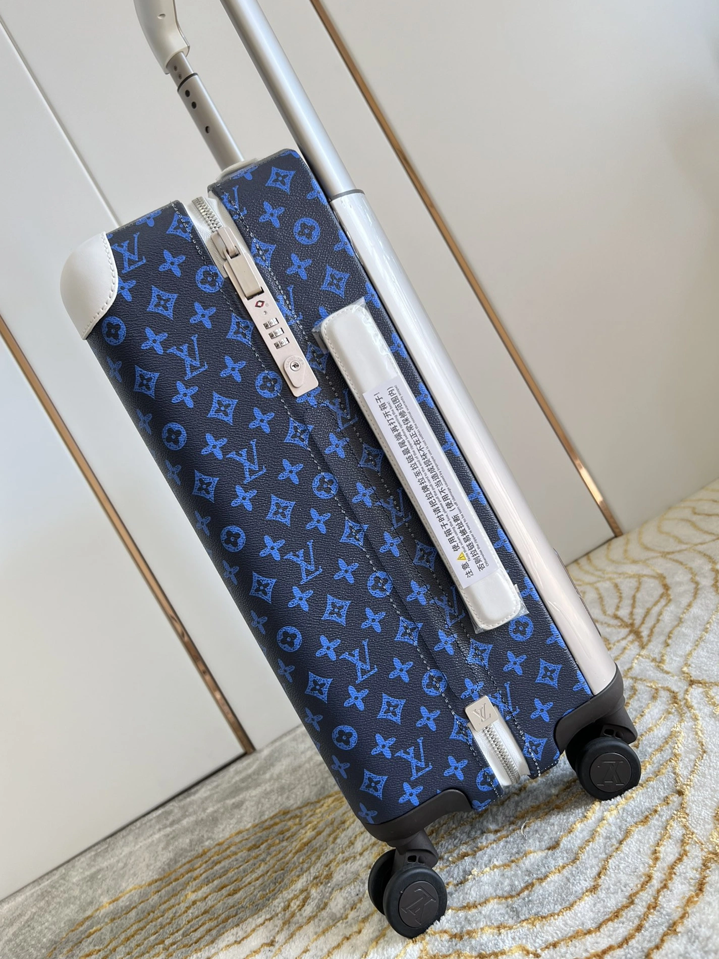 Bold 5079 Louis Vuitton Luggage
