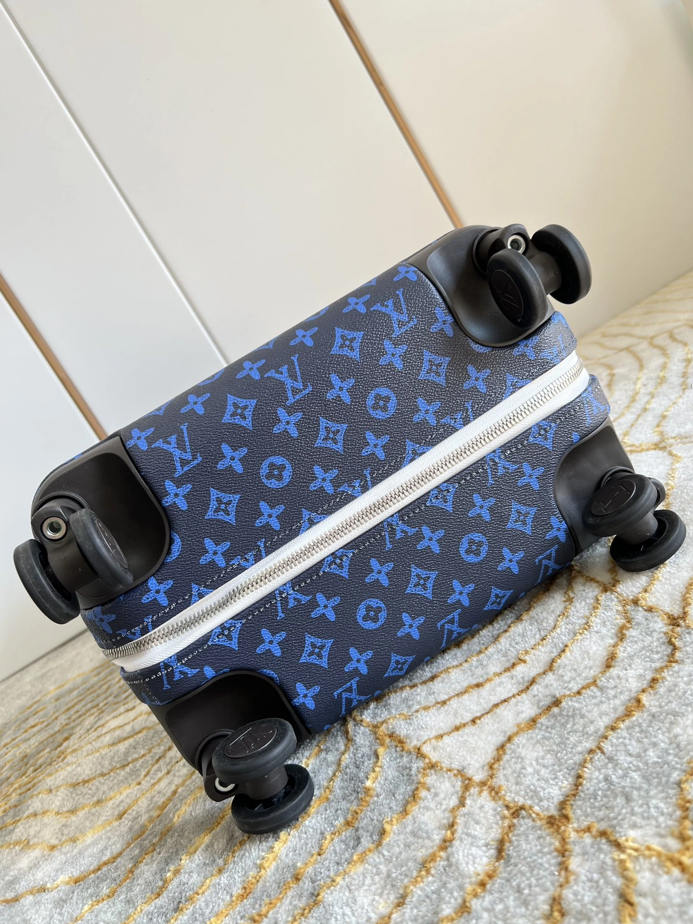 Bold 5079 Louis Vuitton Luggage