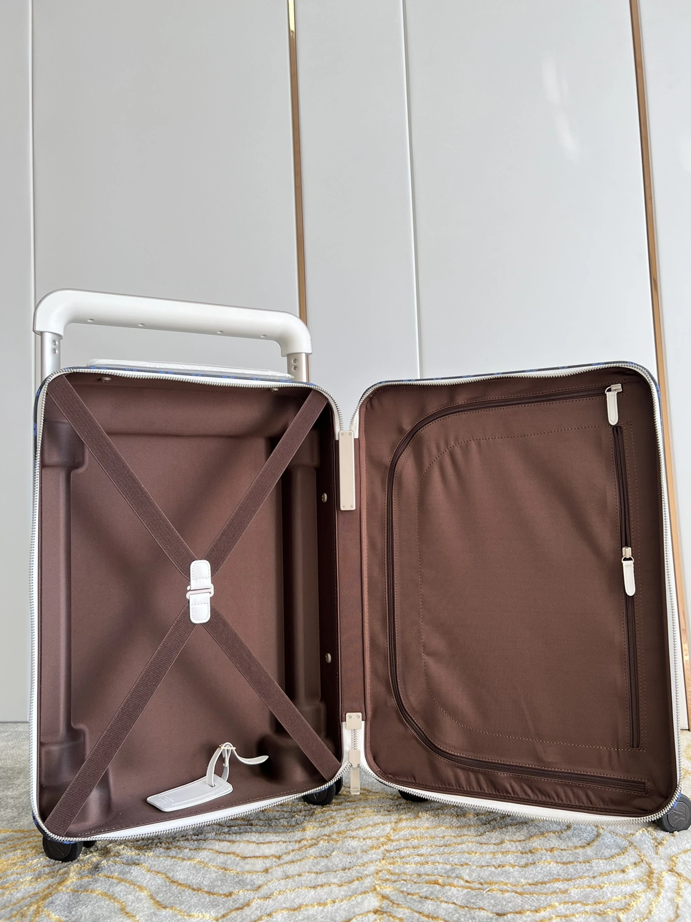 Bold 5079 Louis Vuitton Luggage