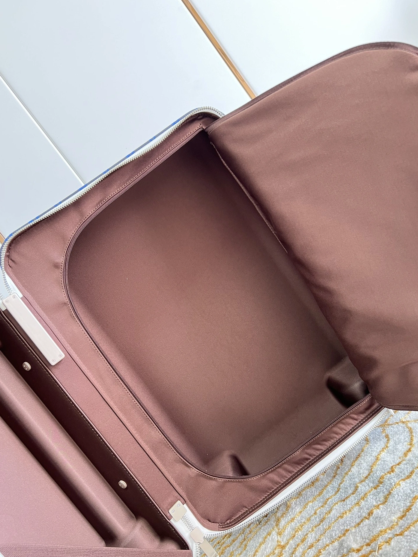Bold 5079 Louis Vuitton Luggage