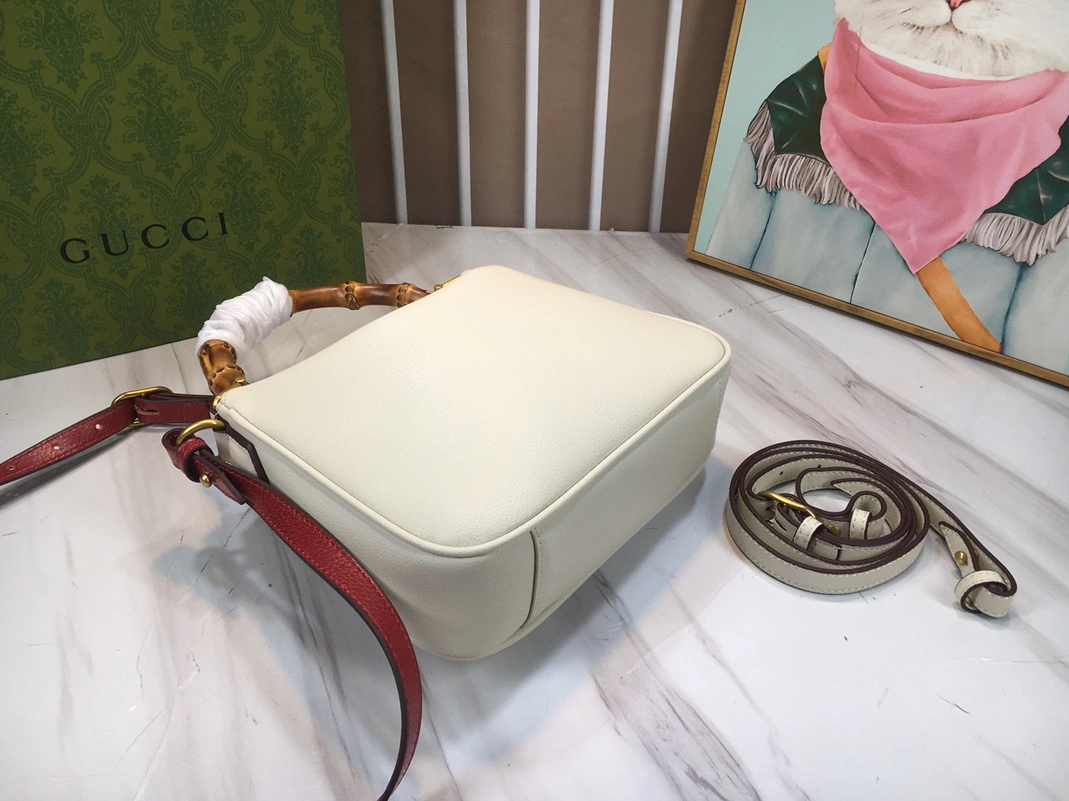 Bold 7117 Gucci AAA Quality Messenger Bags For Women