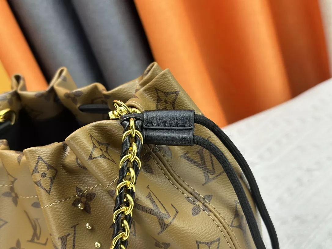 Bold 7407 Louis Vuitton AAA Quality Shoulder Bags For Women