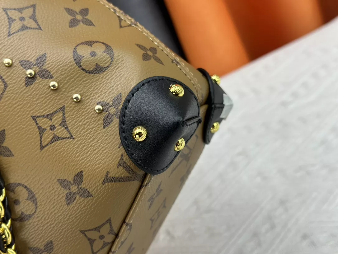 Bold 7407 Louis Vuitton AAA Quality Shoulder Bags For Women